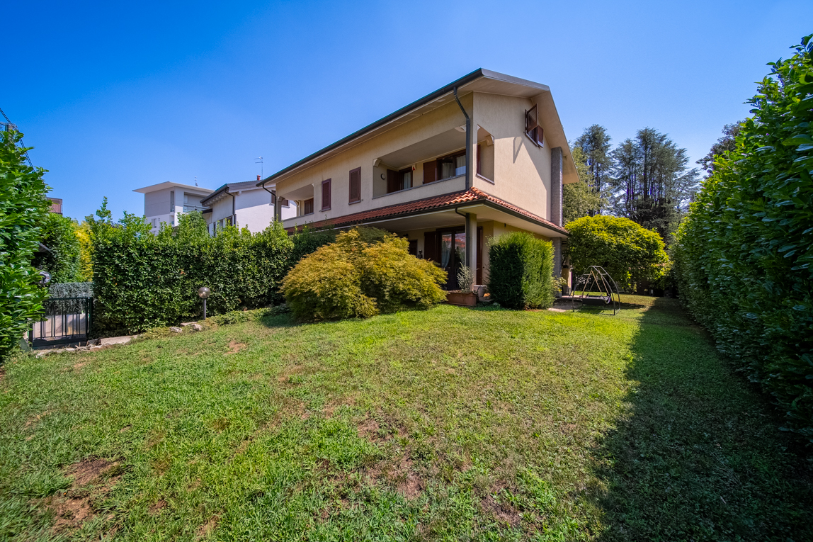 End villa with a large garden and covered porches in the Piscina area