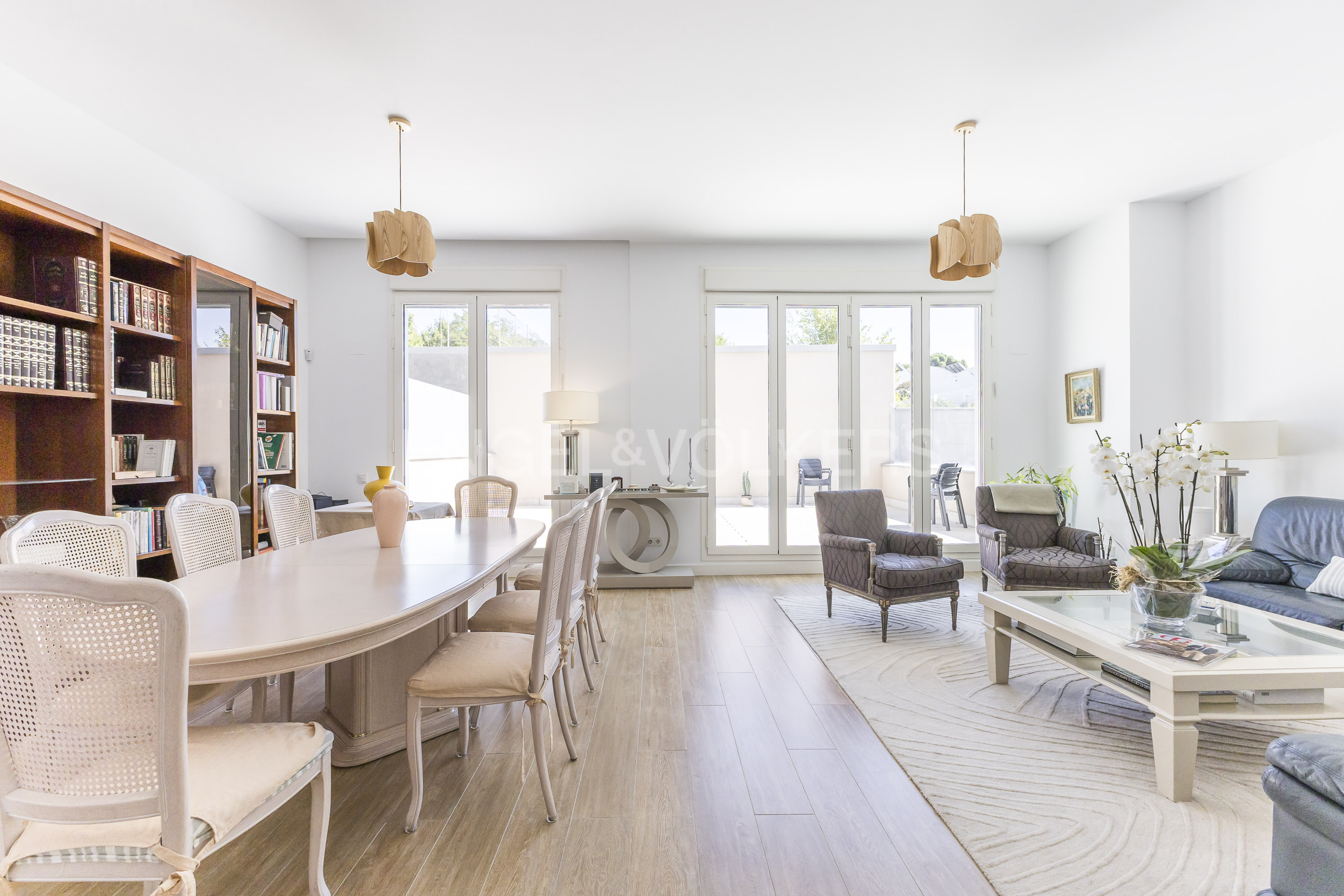 Exclusive designer duplex in Arturo Soria with terrace, pool, and gym