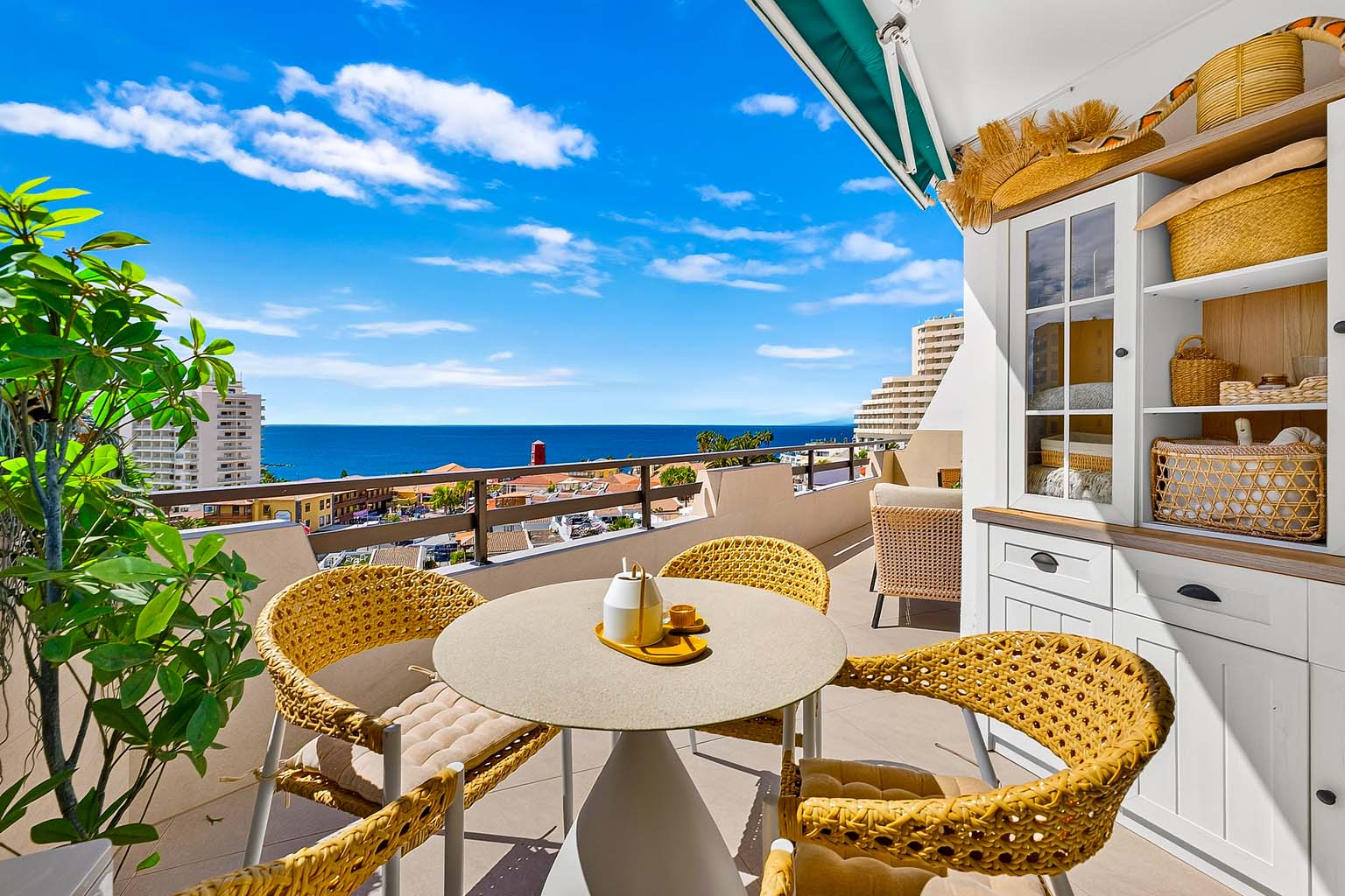 Renovated apartment with a spacious terrace and panoramic sea views in Playa de las Américas