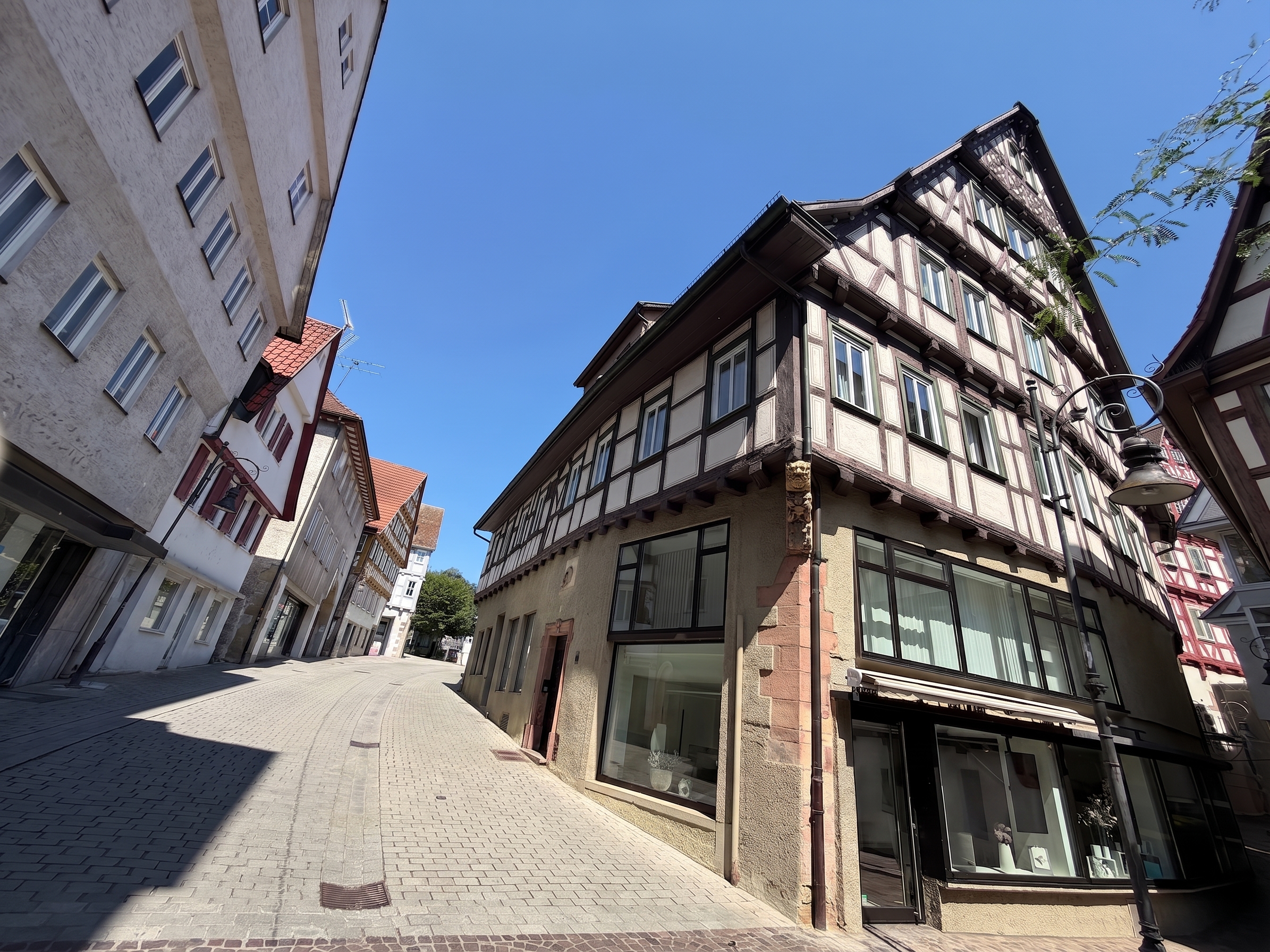 Fachwerk-Maisonette mit 7 Zimmern in Mitten der Waiblinger Altstadt! [AI-modified]