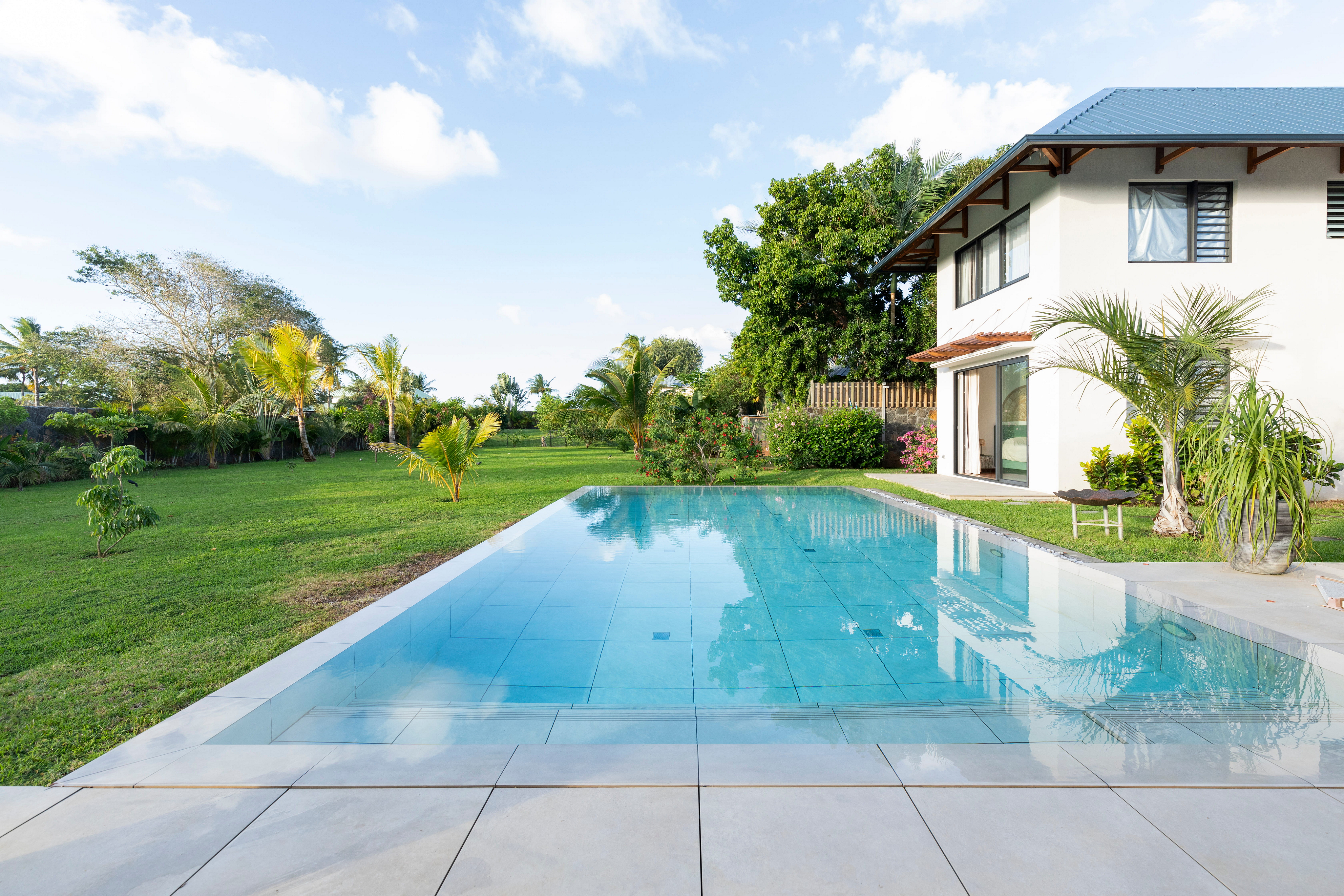 Villa meublée 5 chambres avec piscine et grand jardin sur la côte est de l’île Maurice
