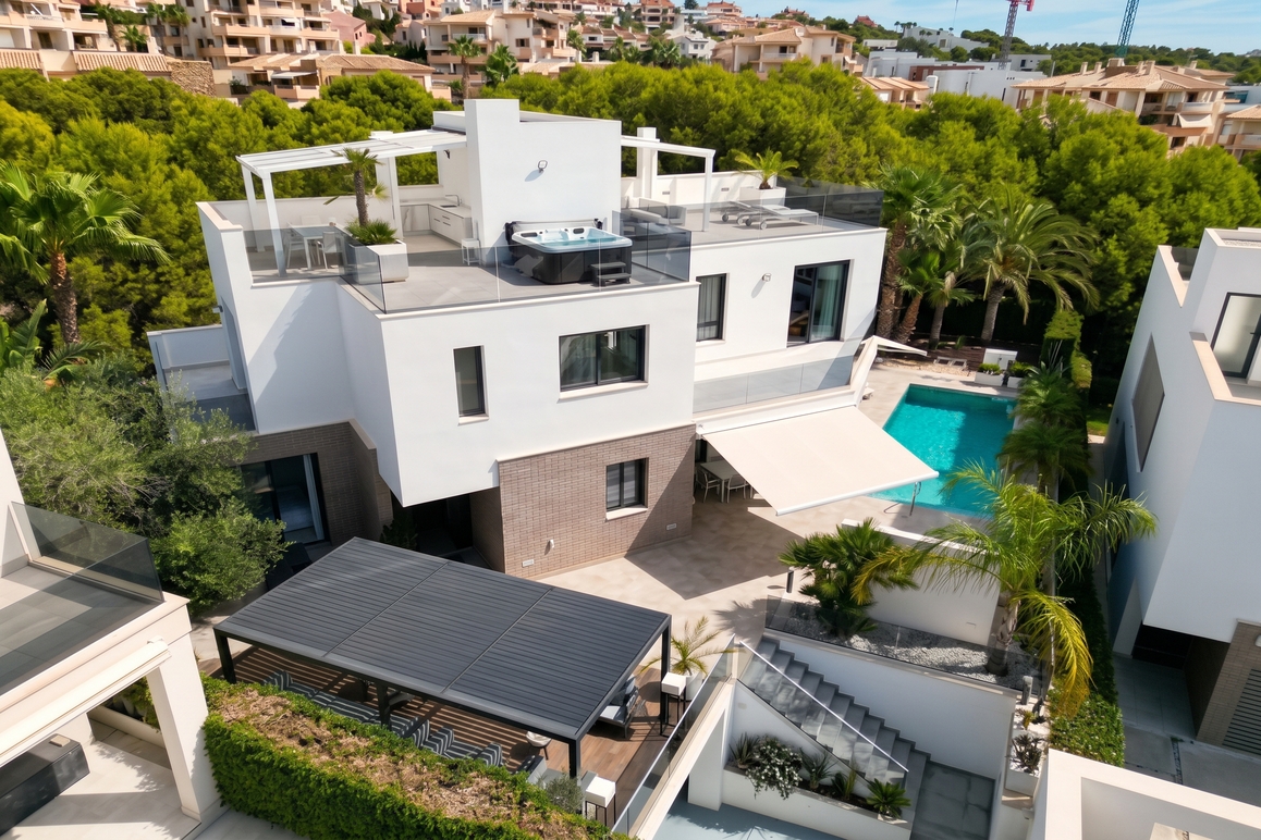 Exclusiva villa moderna con vistas panorámicas en Sierra Cortina