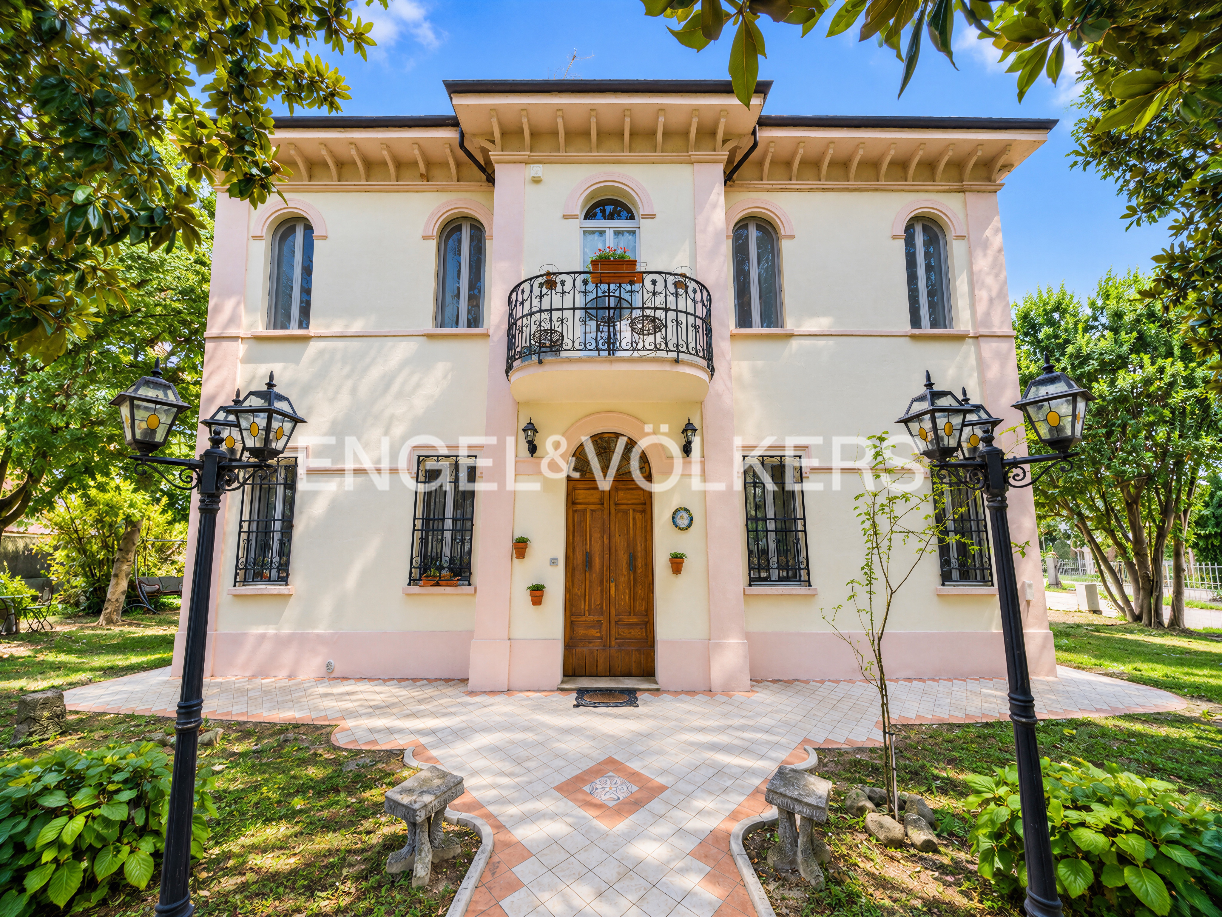 Art Nouveau villa in Casumaro, Cento