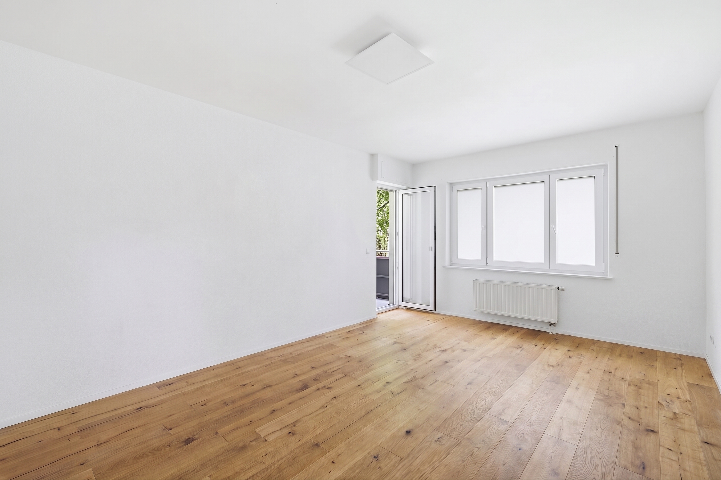 Zentral & ruhig: renovierte 4-Zimmer-Wohnung mit 2 Loggien