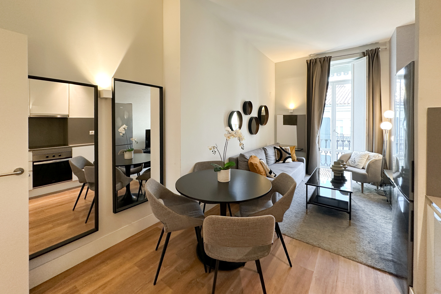 Nice flat in building with pool and gym in center