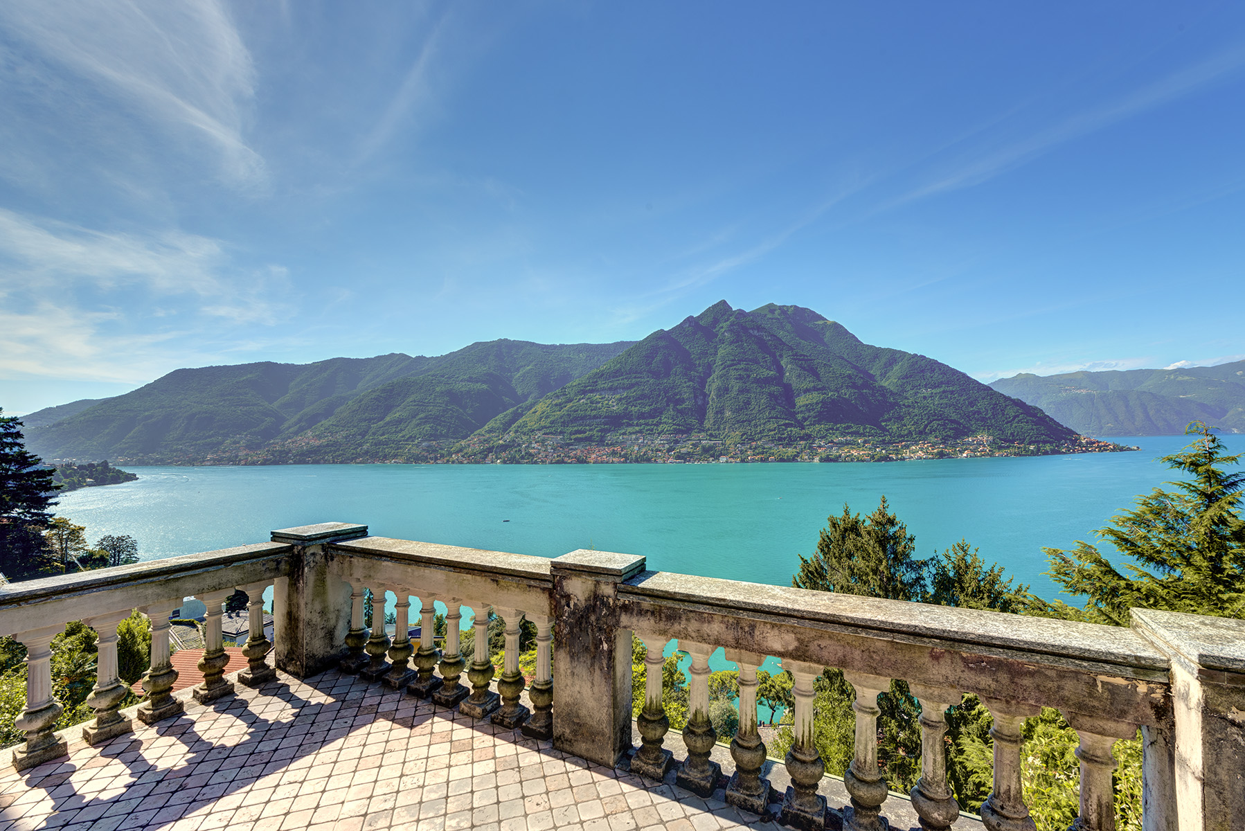 Villa with lake view and centuries-old park