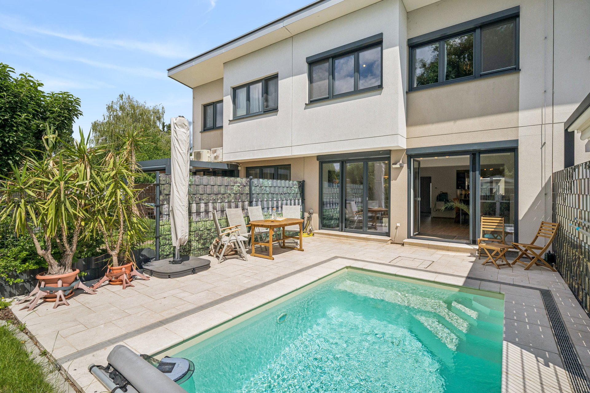 Exclusive designer home with private pool & garden in Vienna-Donaustadt – light-filled 4 rooms, finished basement, custom built-ins and excellent links to the city center