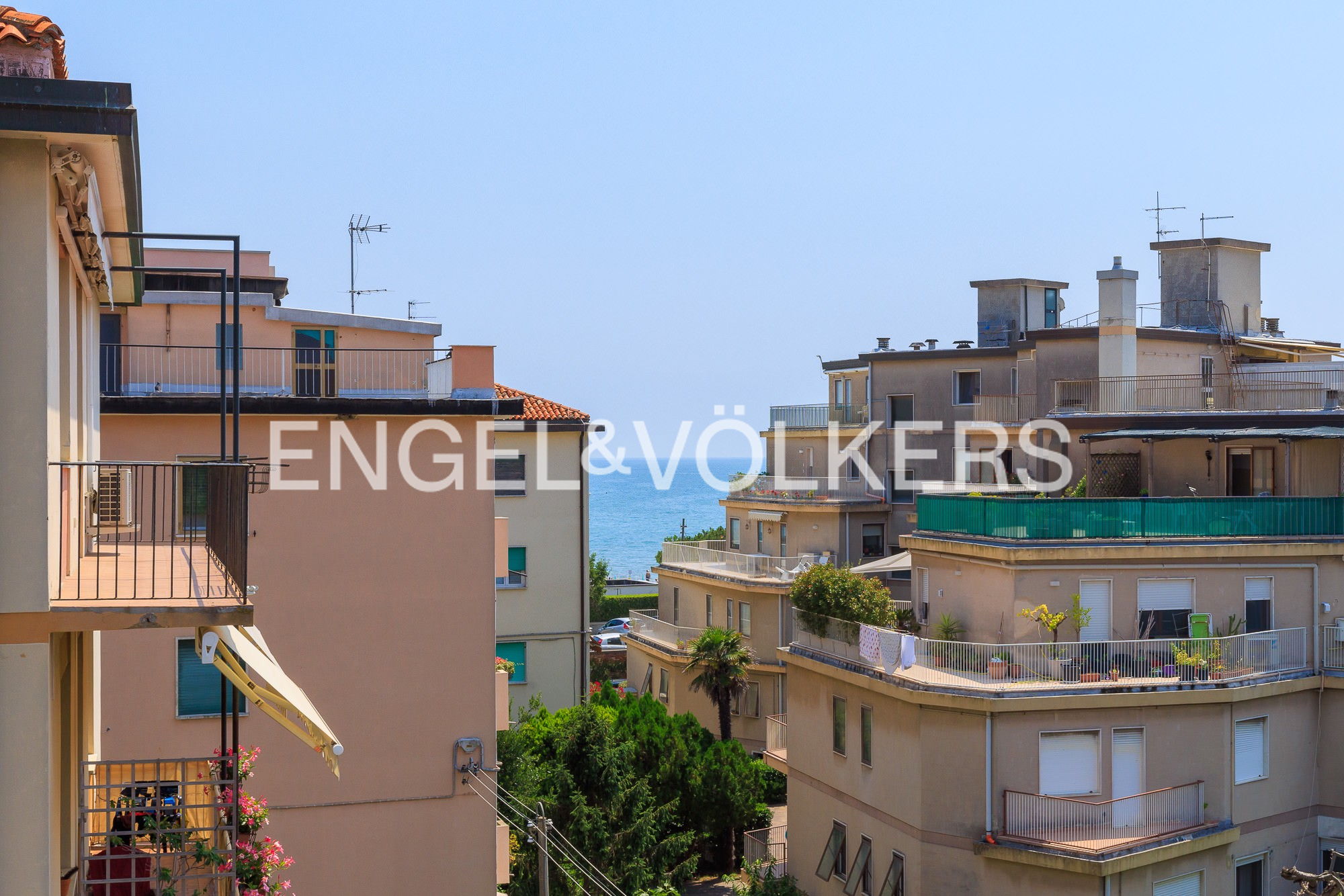 Apartment with terrace a stone's throw from the beaches