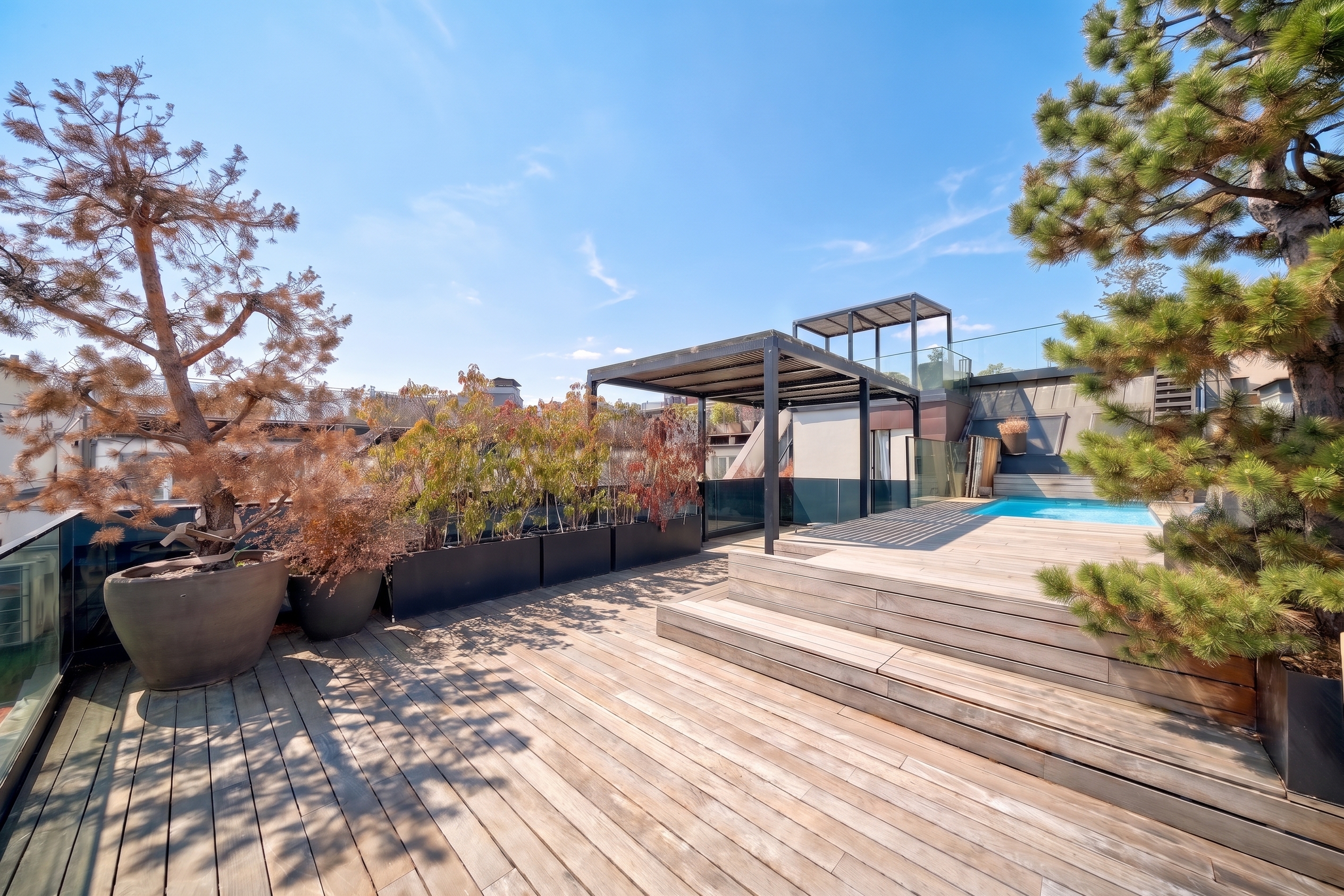 Exklusives Dachgeschoss-Penthouse mit großzügiger Dachterrasse und Pool
