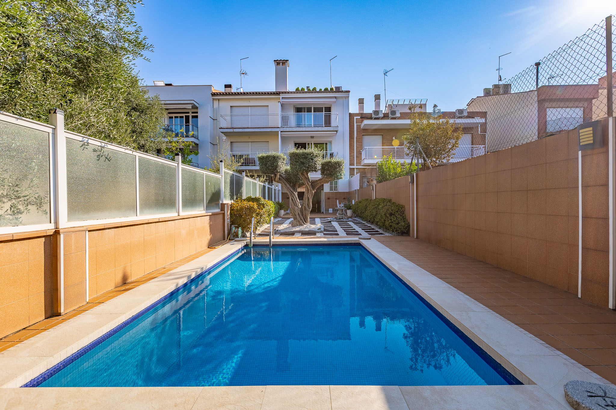 Espectacular casa con jardín de 200 m², piscina y garaje para 4 coches