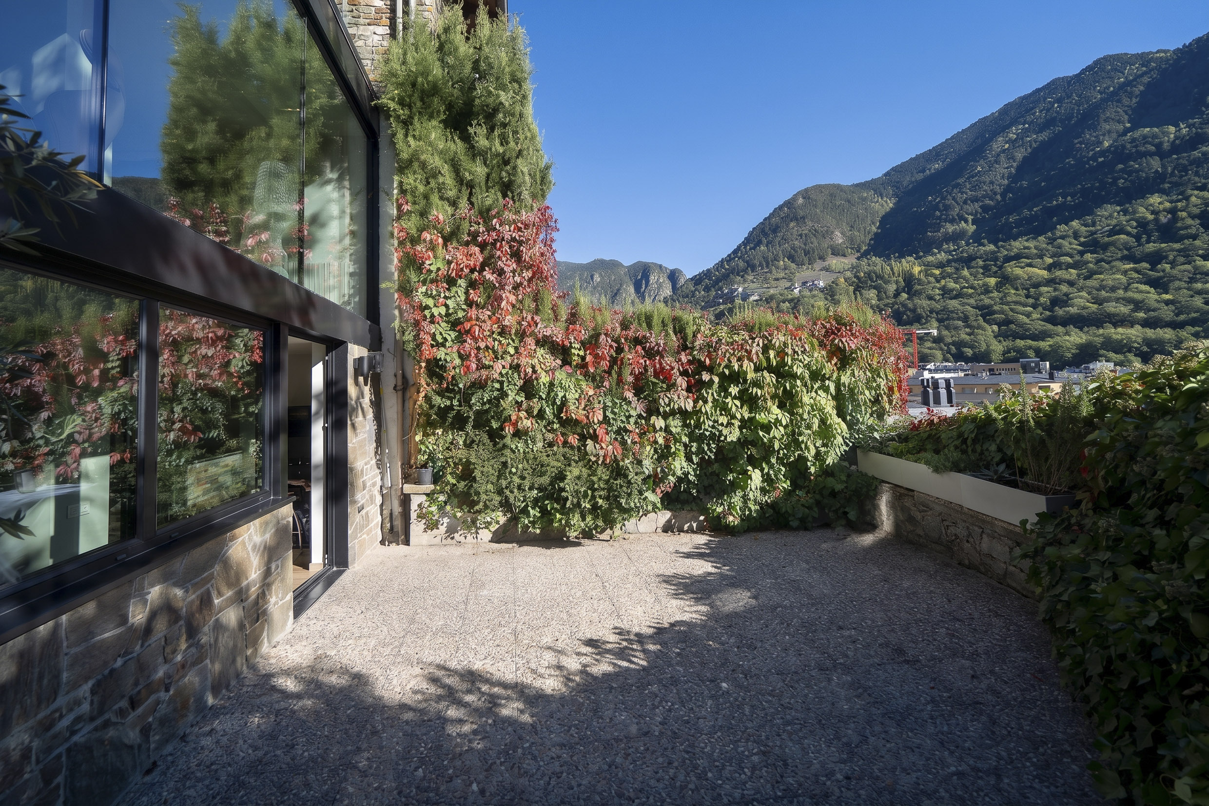 End-of-terrace house in Andorra la Vella: sunlight, views and privacy in the city centre