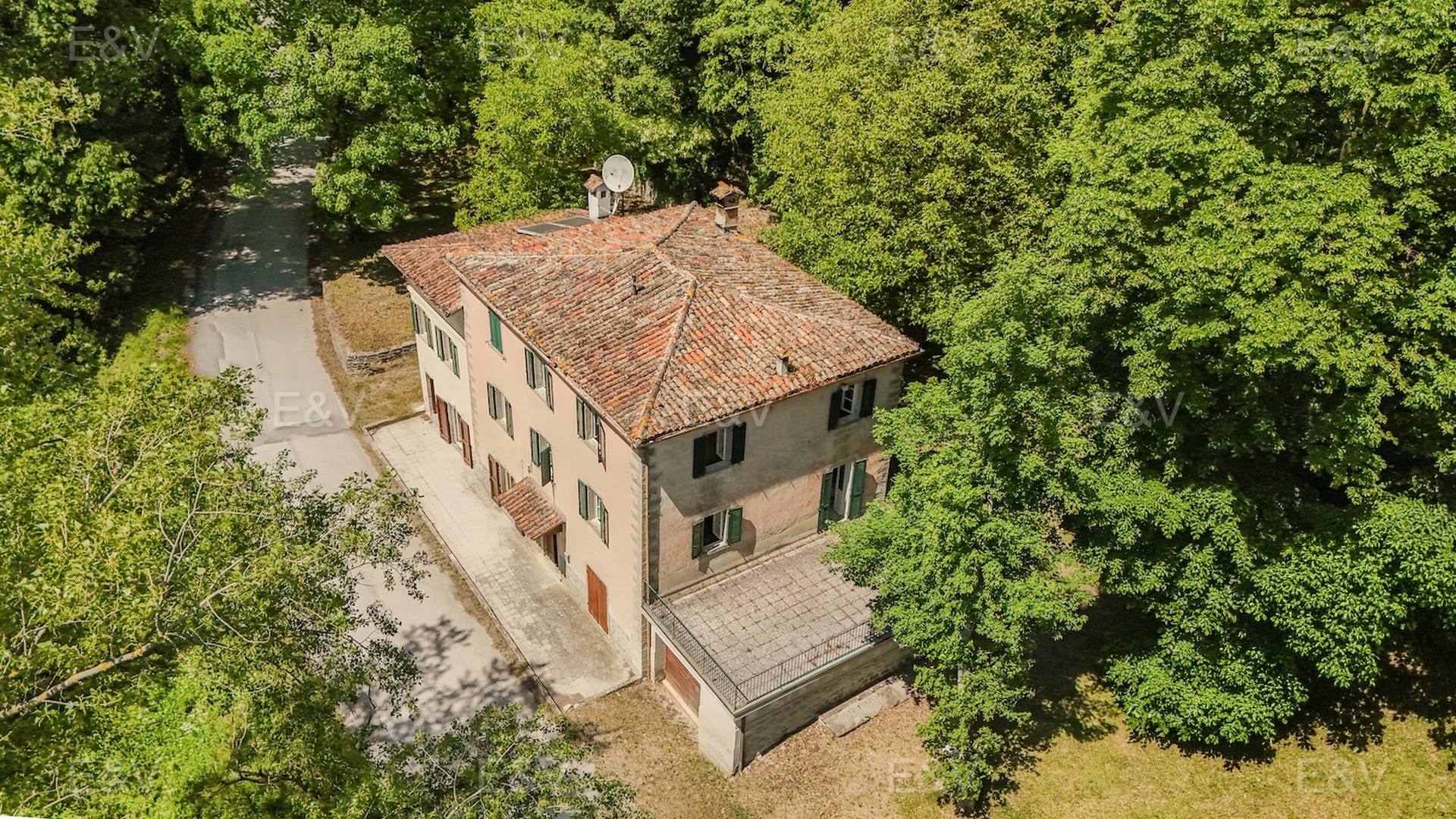 Farmhouse with two residential units in the countryside of Mercatello sul Metauro