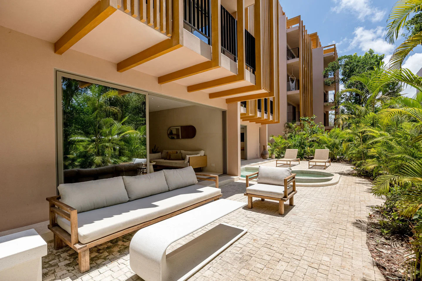 3 bedroom, 3 bathroom w/private pool & jacuzzi in Aflora 4