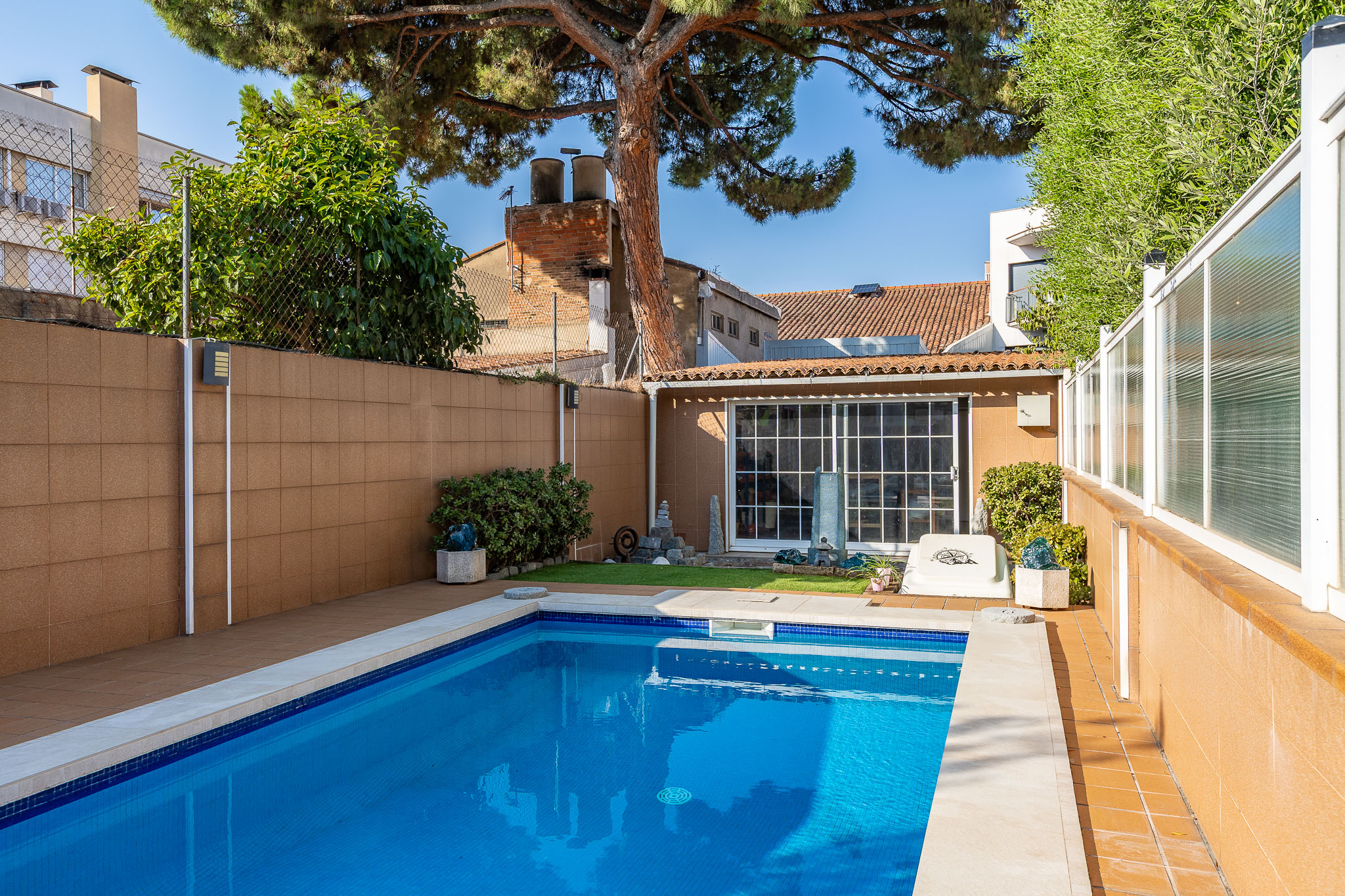 Spectacular house with 200 m² garden, pool, and garage for 4 cars