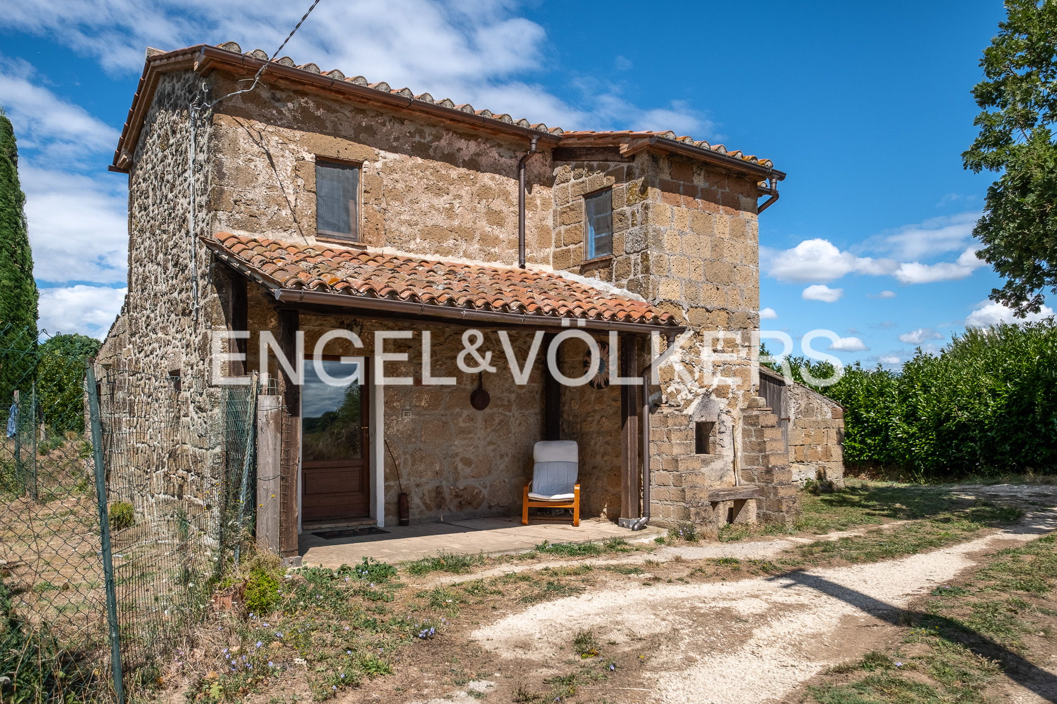 Haus aus Tuffstein in der Landschaft von Sorano