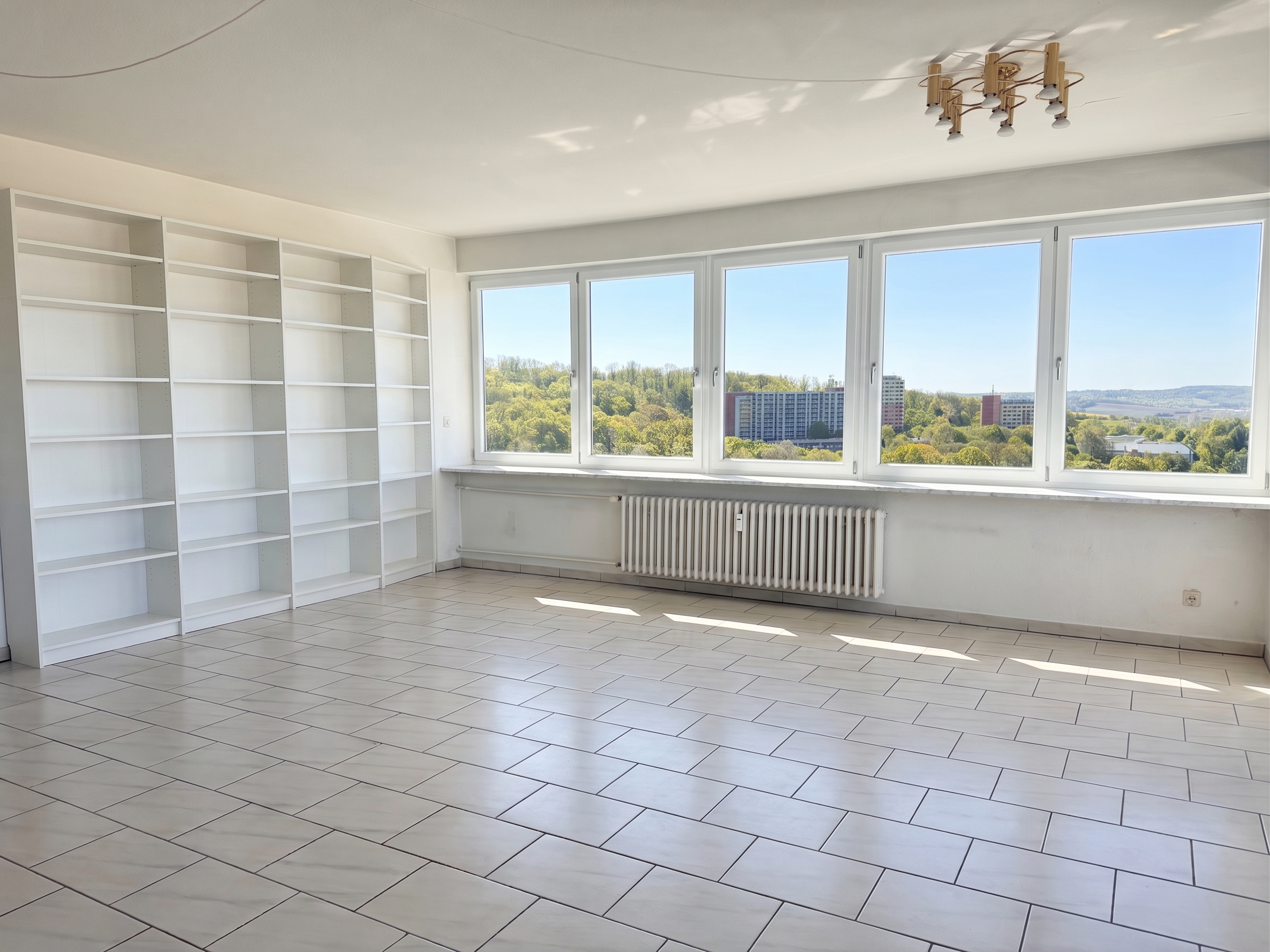 Einzigartiger Blick über die Dächer Göttingens – großzügige Penthouse-Wohnung in attraktiver Lage! [AI-modified]