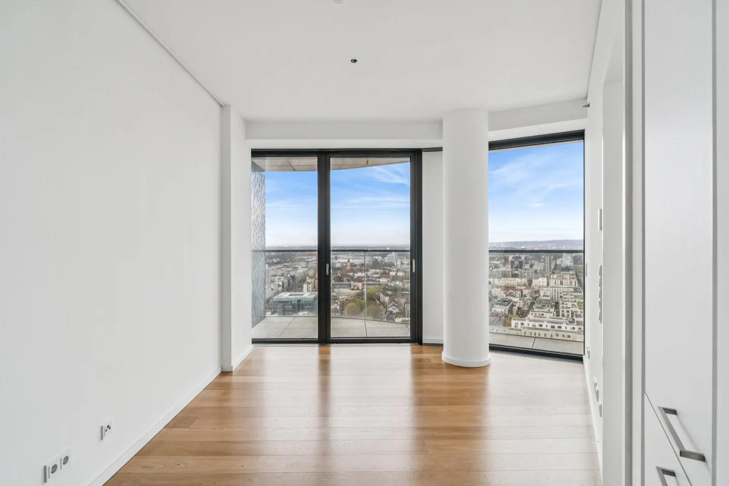 Erstklassiges City-Refugium im Grand Tower mit Panorama-Aussicht & Premium-Service - Photo 2