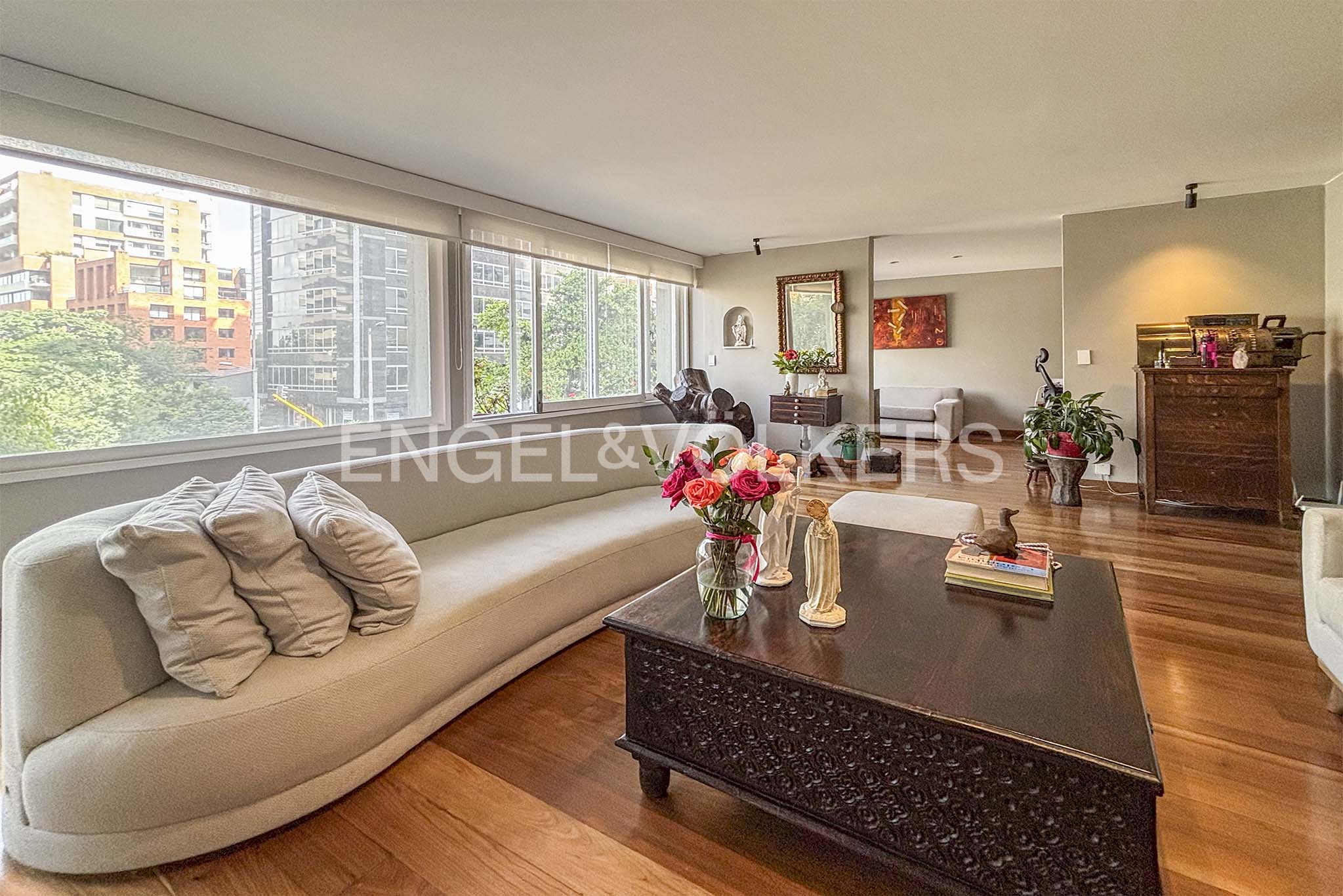 Amplio apartamento para arriendo en Rosales