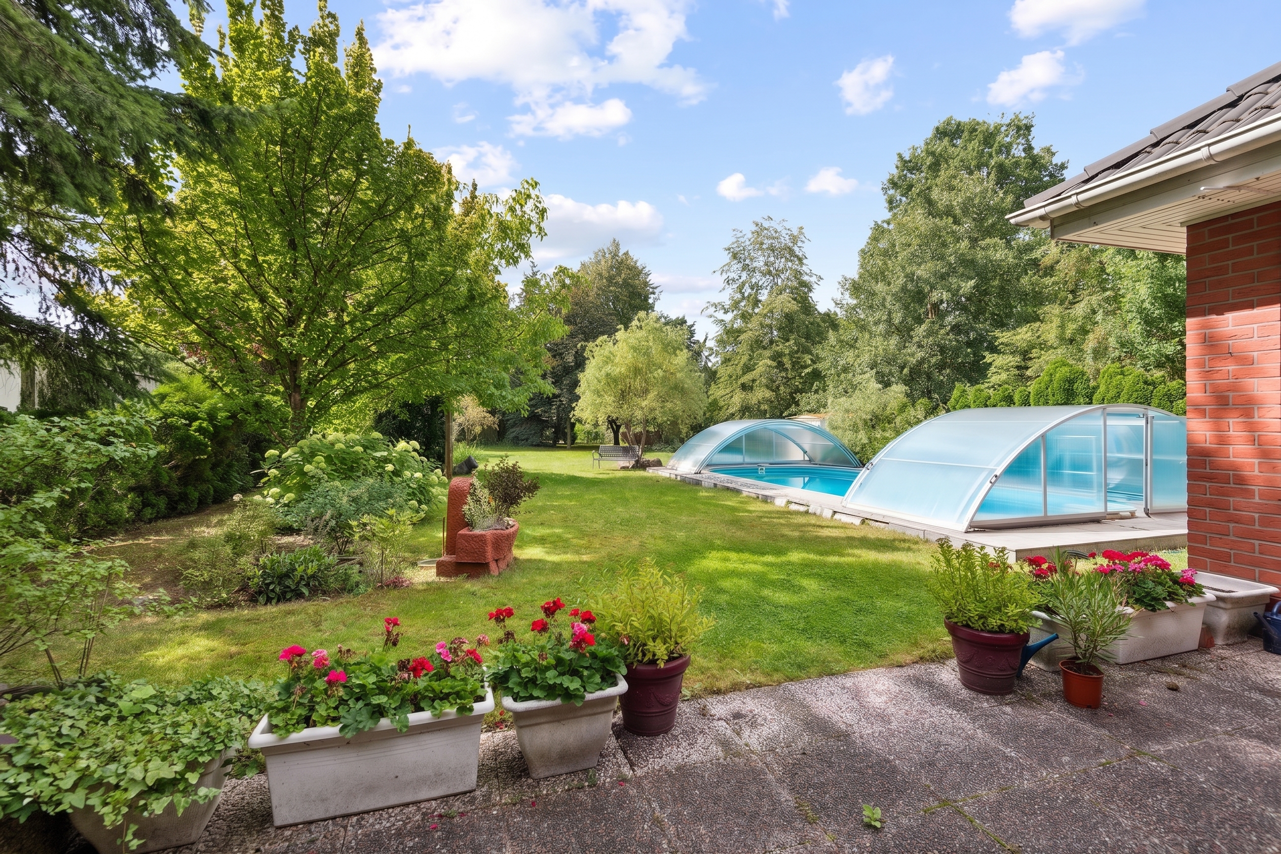 Wohnen auf einer Ebene-Familienparadies mit großem Garten & Pool [KI-modifiziert]