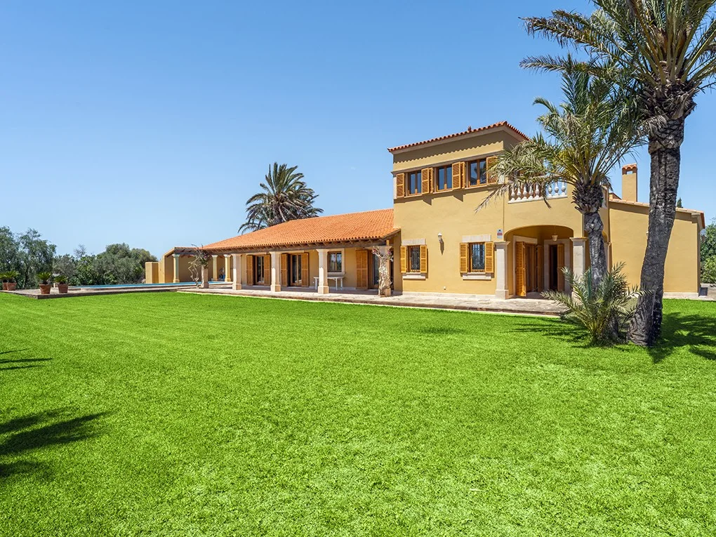 Traditional finca with tennis court and sea views