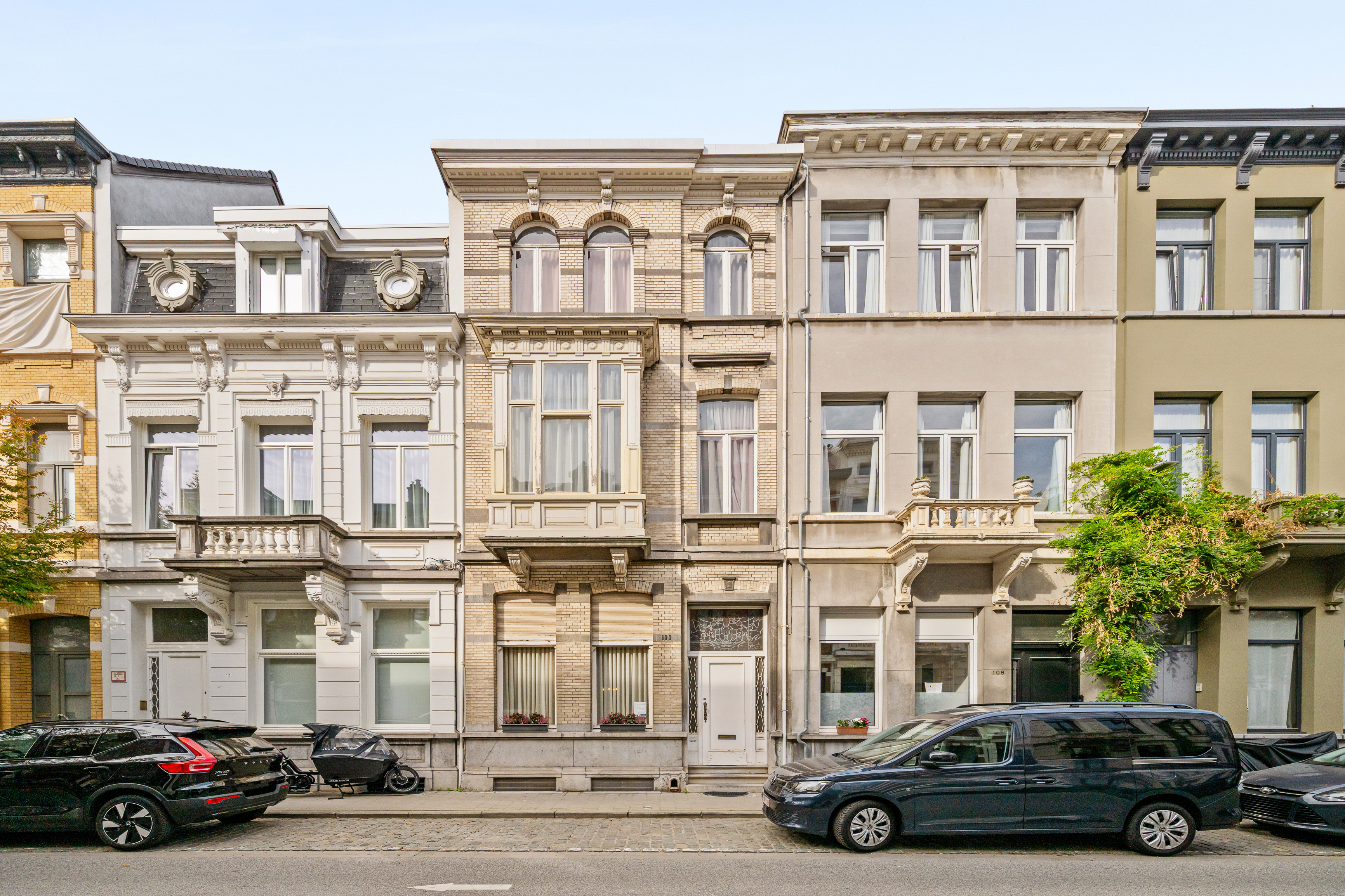 Authentic townhouse to renovate in Oud-Berchem