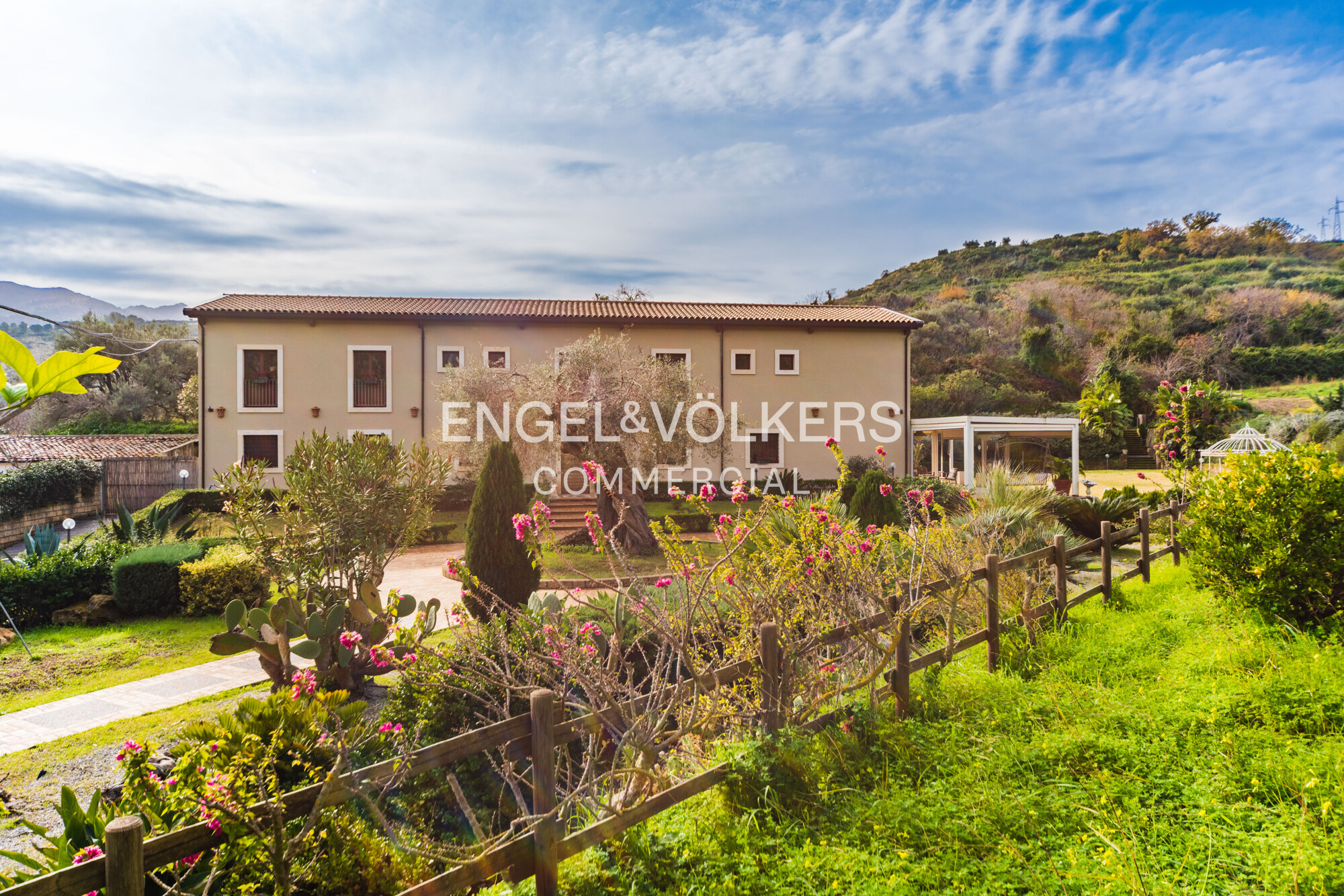 Incantevole agriturismo con piscina e giardino alla francese a Gurafi Alto