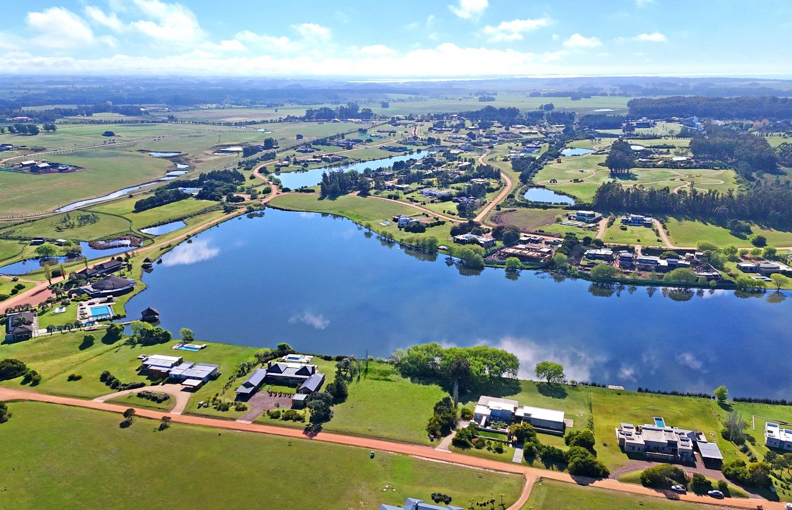 Lote sobre la laguna en Pueblo Mío, La Barra
