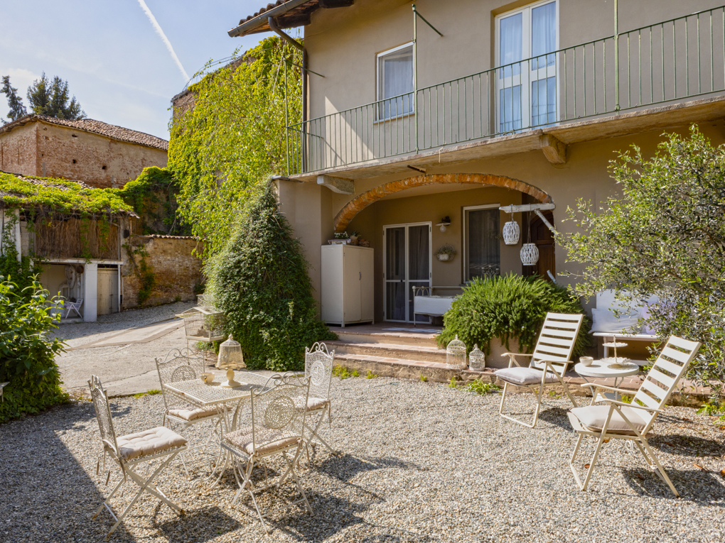 Suggestive courtyard home with guest house