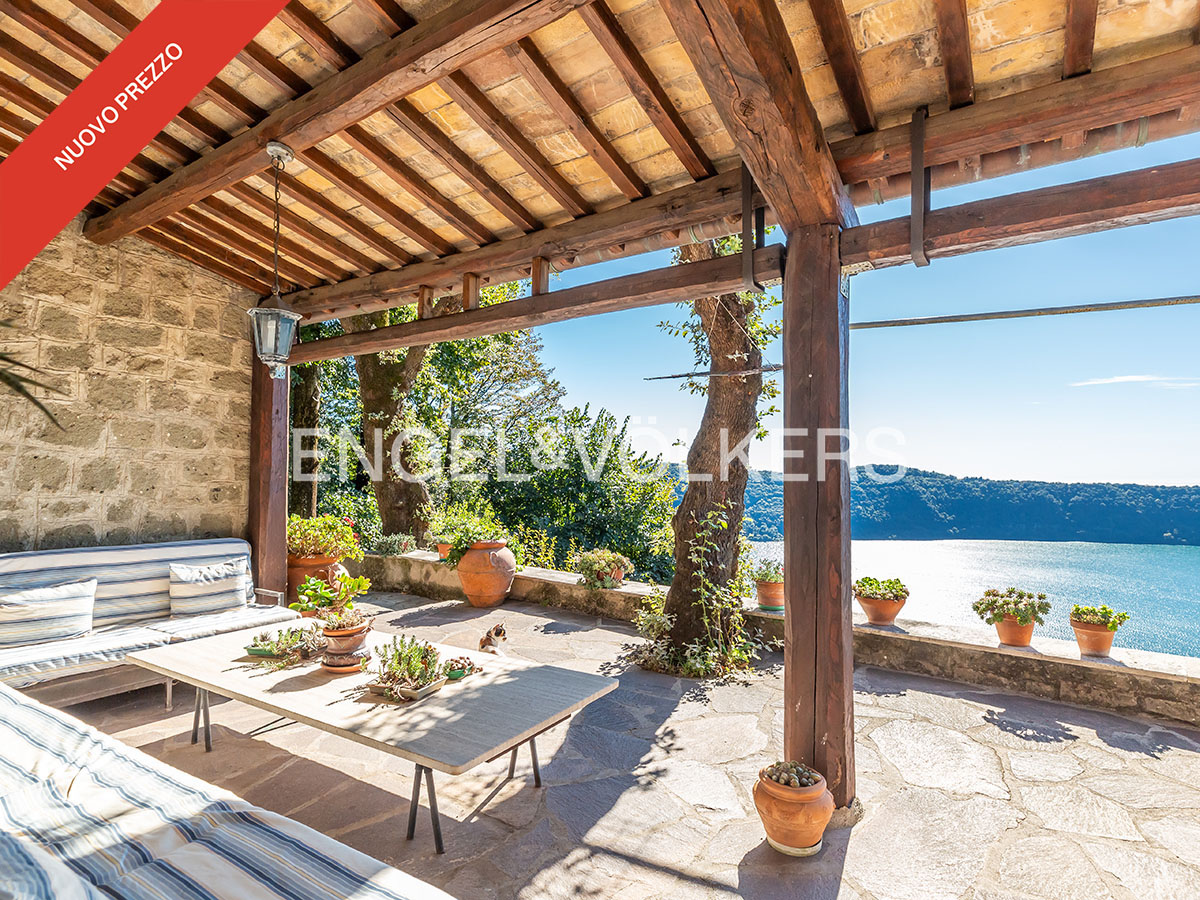 Panoramic villa, a retreat of elegance and nature on Lake Castel Gandolfo