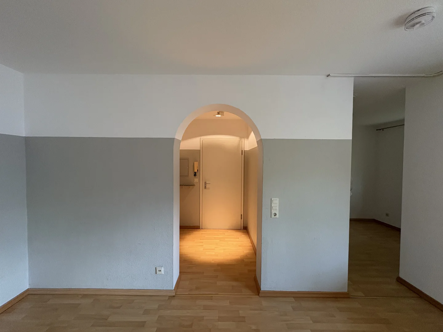 Großzügige 1,5 ZKB mit Loggia und Stellplatz! - Photo 2