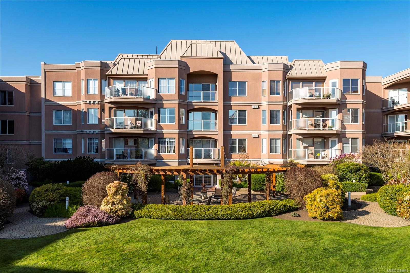 Walkable James Bay Condo at Polo Pacific