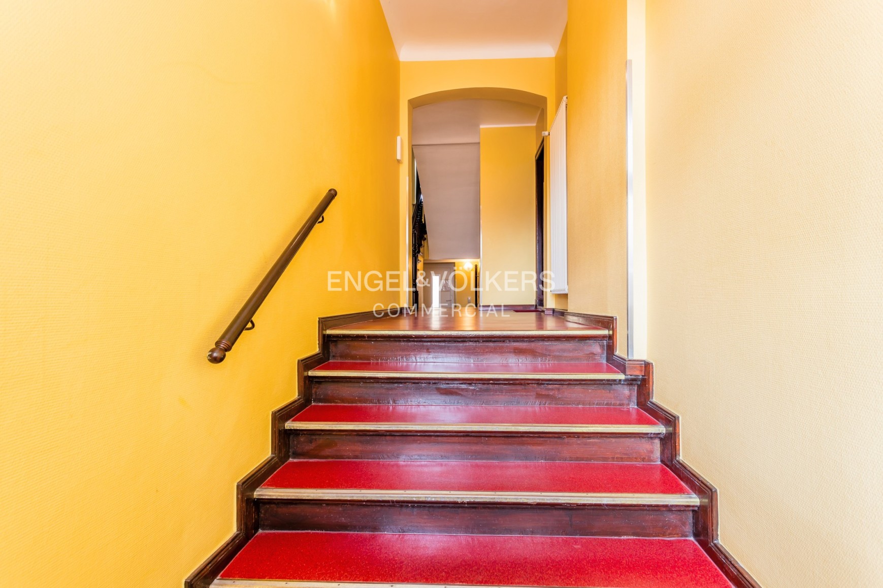 An owner-maintained residential and commercial property with a low vacancy rate in a sought-after location in Hennigsdorf