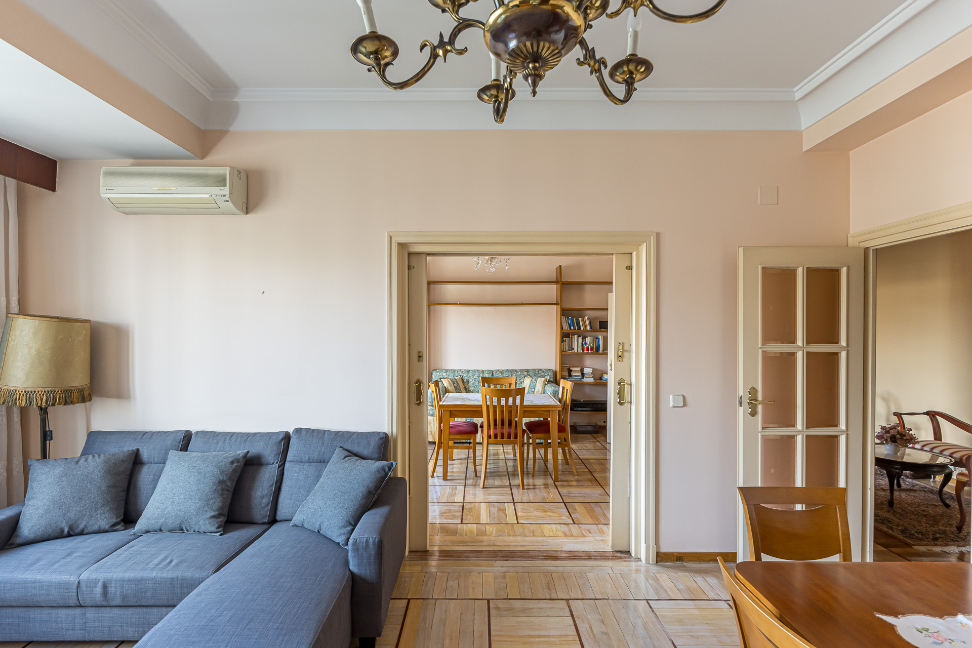 Light and space in the heart of Arganzuela. Splendid family home, exterior-facing with a terrace.
