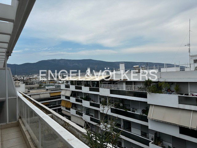 Sunny 5th-Floor Apartment with Balcony, Ampelokipoi