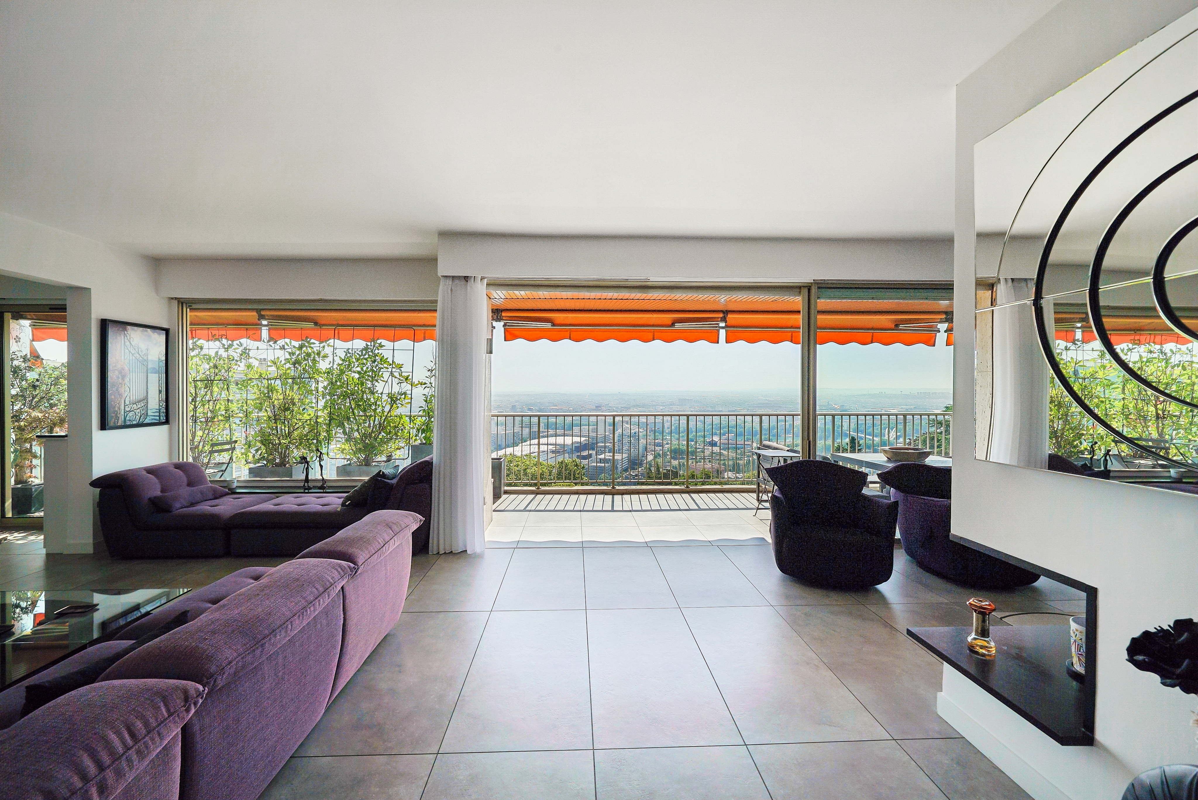 Top floor with panoramic terrace and exceptional views of Lyon and the Alps