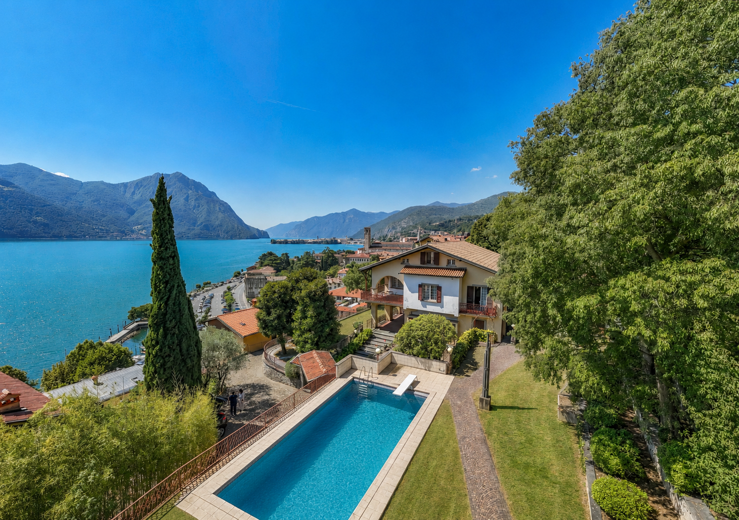 Exclusive villa with lake view and private park in Lovere
