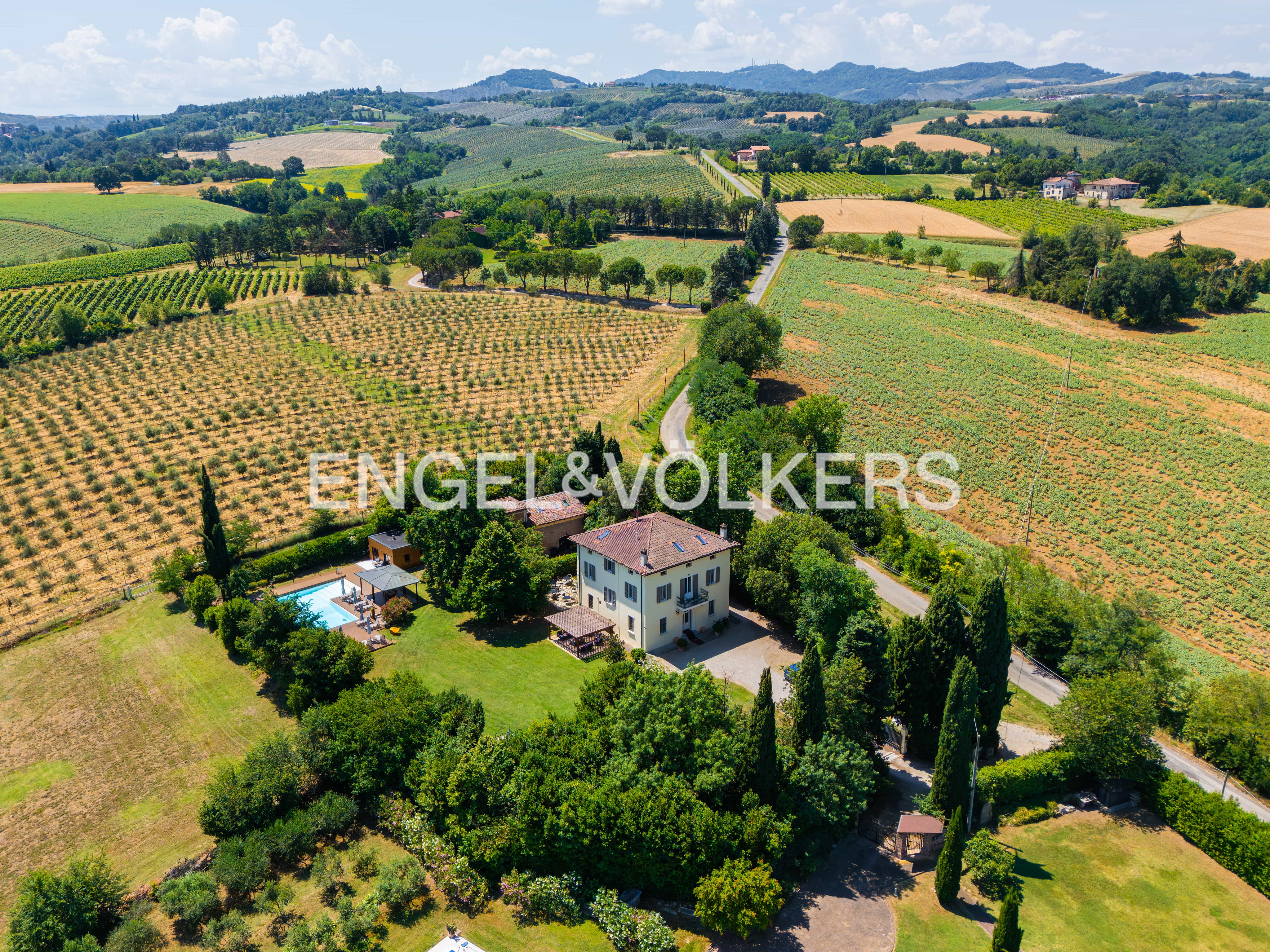 Prestigious elite residence with private park and pool