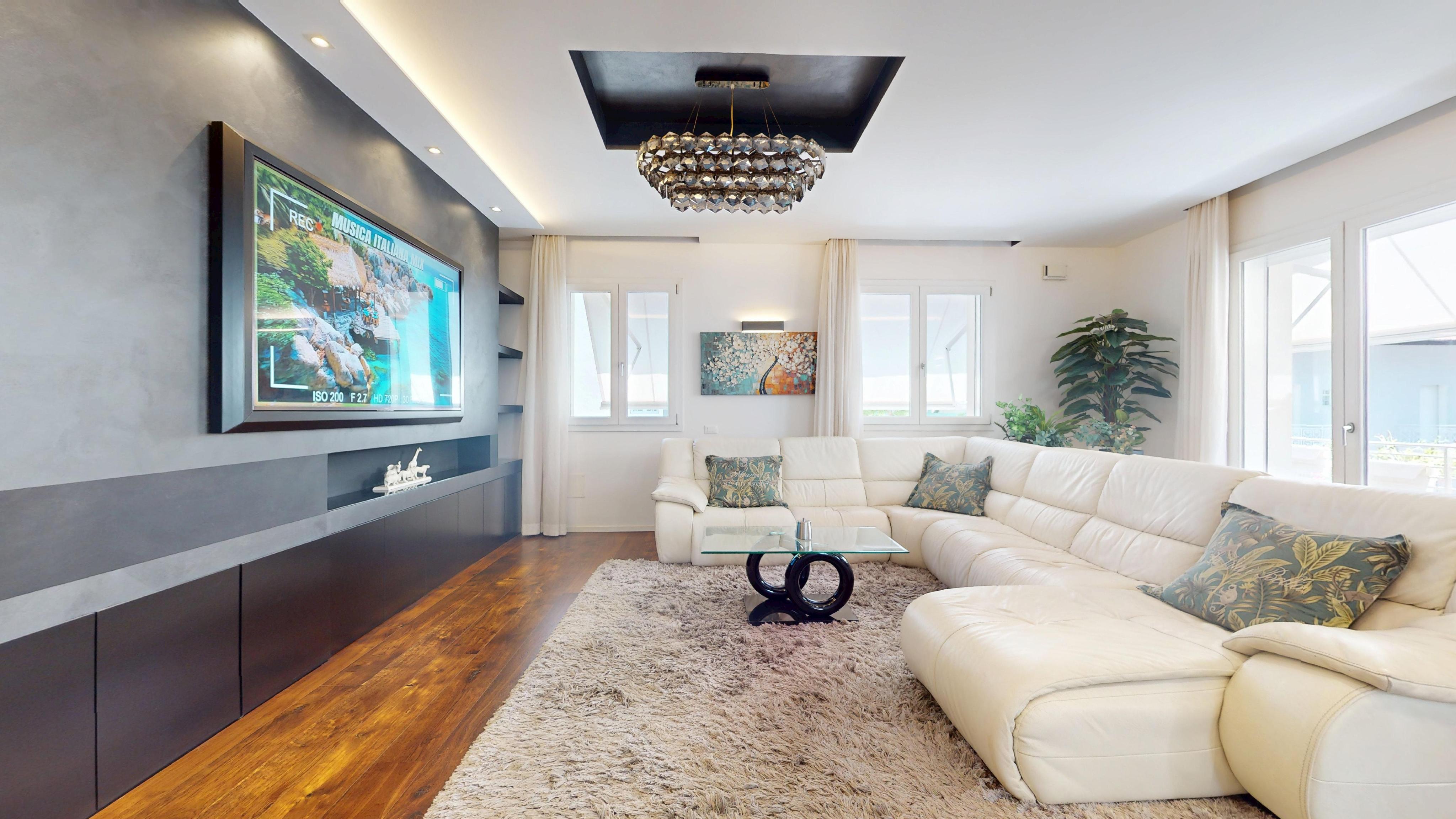 Luce e spazi per sognare, Duplex con piscina e jacuzzi nel cuore di Alba
