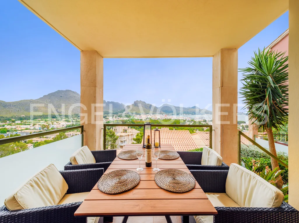 Fabulous semi-detached villa with sea views