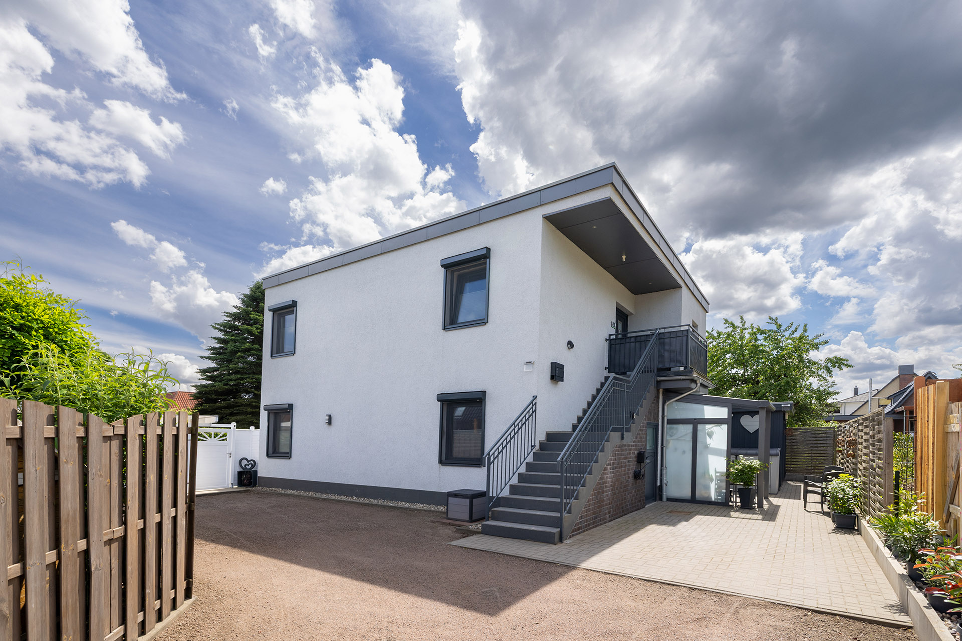 Lebensqualität im Doppelpack: Energieeffizientes Wohlfühl-Zuhause mit 2 getrennten Wohnungen