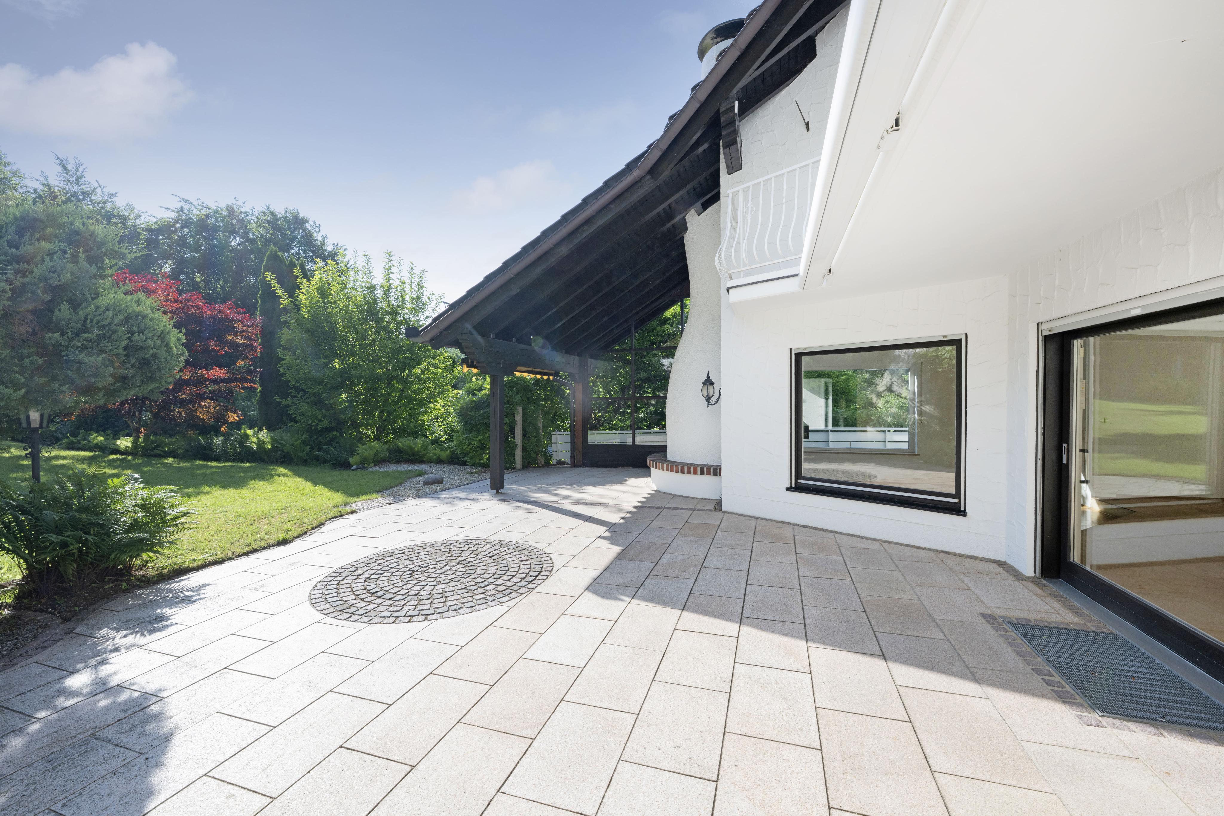 Unique location. Exceptional potential! Right on the Isar in the heart of Gruenwald.