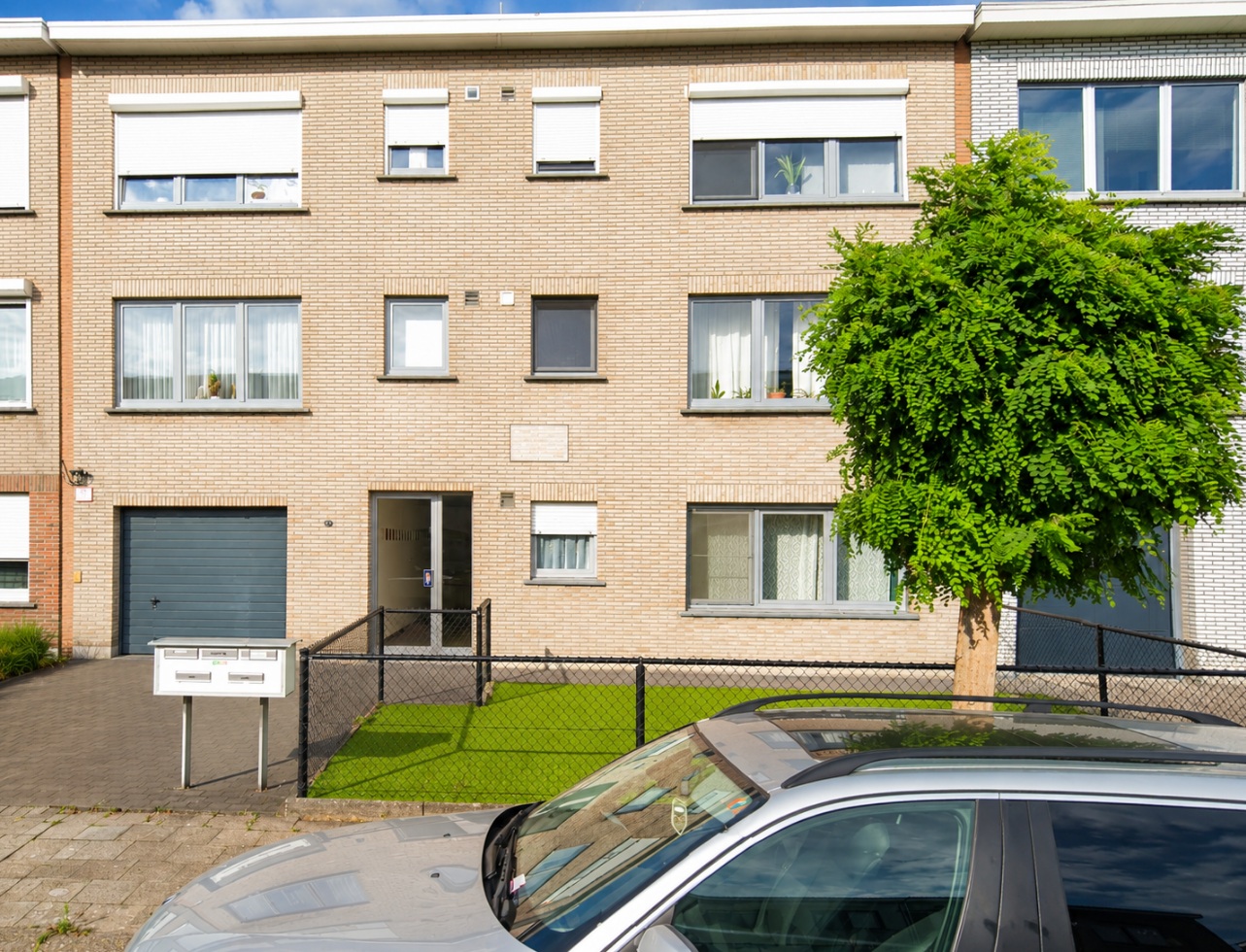 Instapklaar gelijkvloers appartement met tuin, garage en drie slaapkamers in een rustige woonomgeving