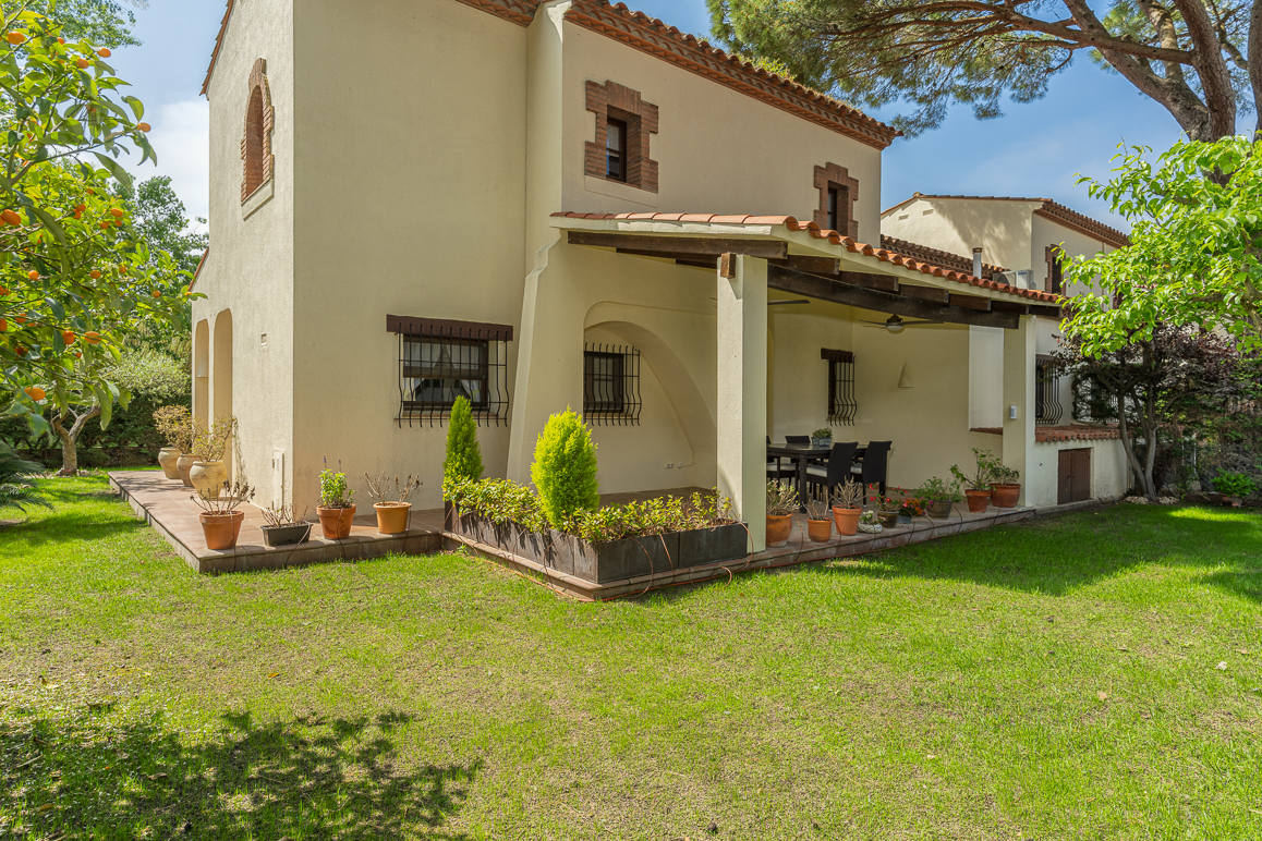 Casa con piscina cerca de la playa y el golf