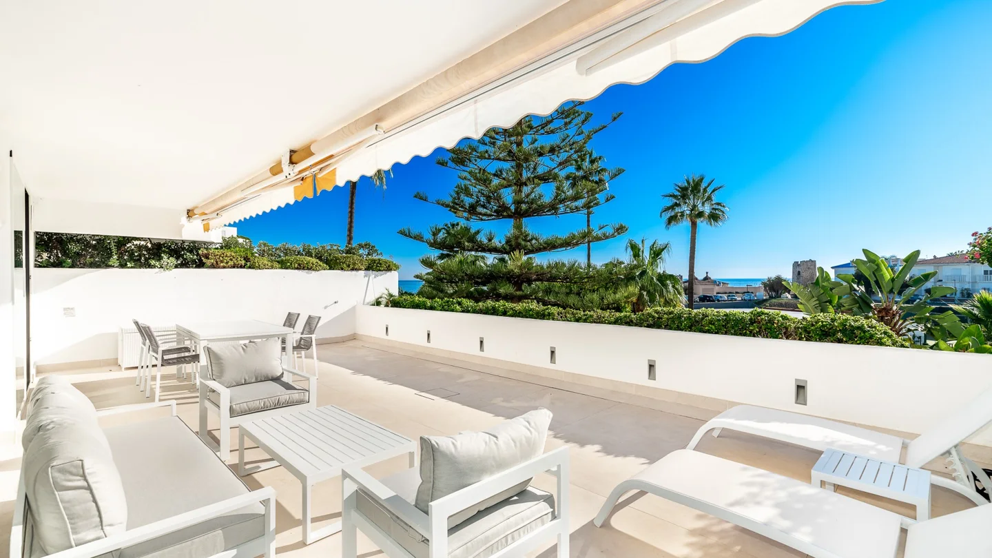 Guadalmina Baja: Increíble apartamento con espectaculares vistas al mar en el prestigioso enclave de Marbella