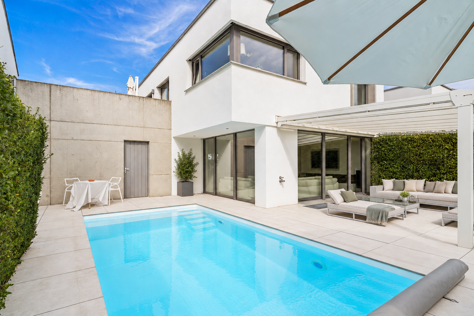 Exklusives Haus auf Erbpachtgrundstück in Offenbach "An den Eichen" mit privatem Pool, Garten, Garage [KI-modifiziert]
