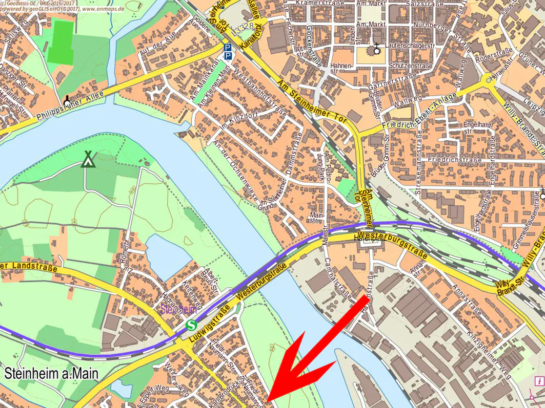 A detailed street map of Steinheim am Main with a large red arrow pointing to a specific residential area.