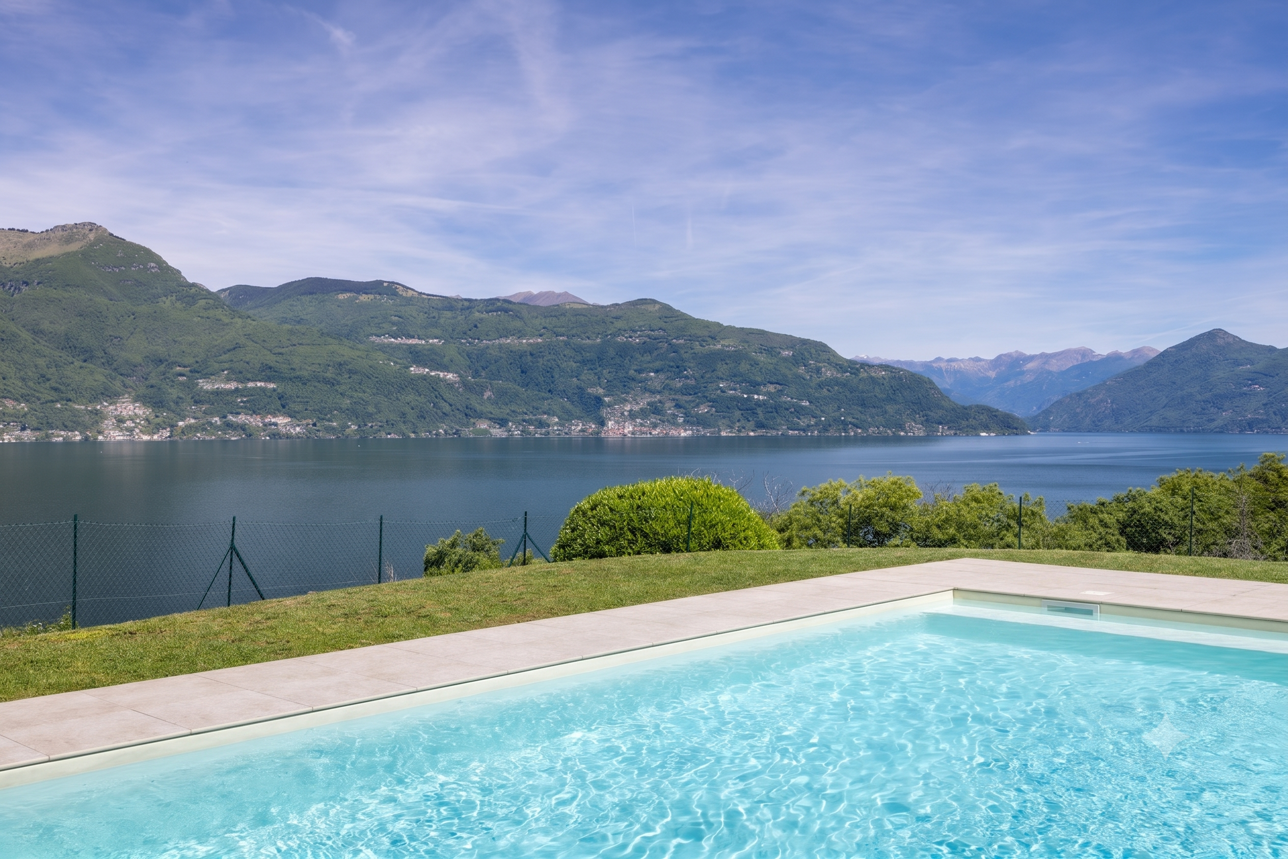 Villa mit Pool und atemberaubendem Blick auf den See