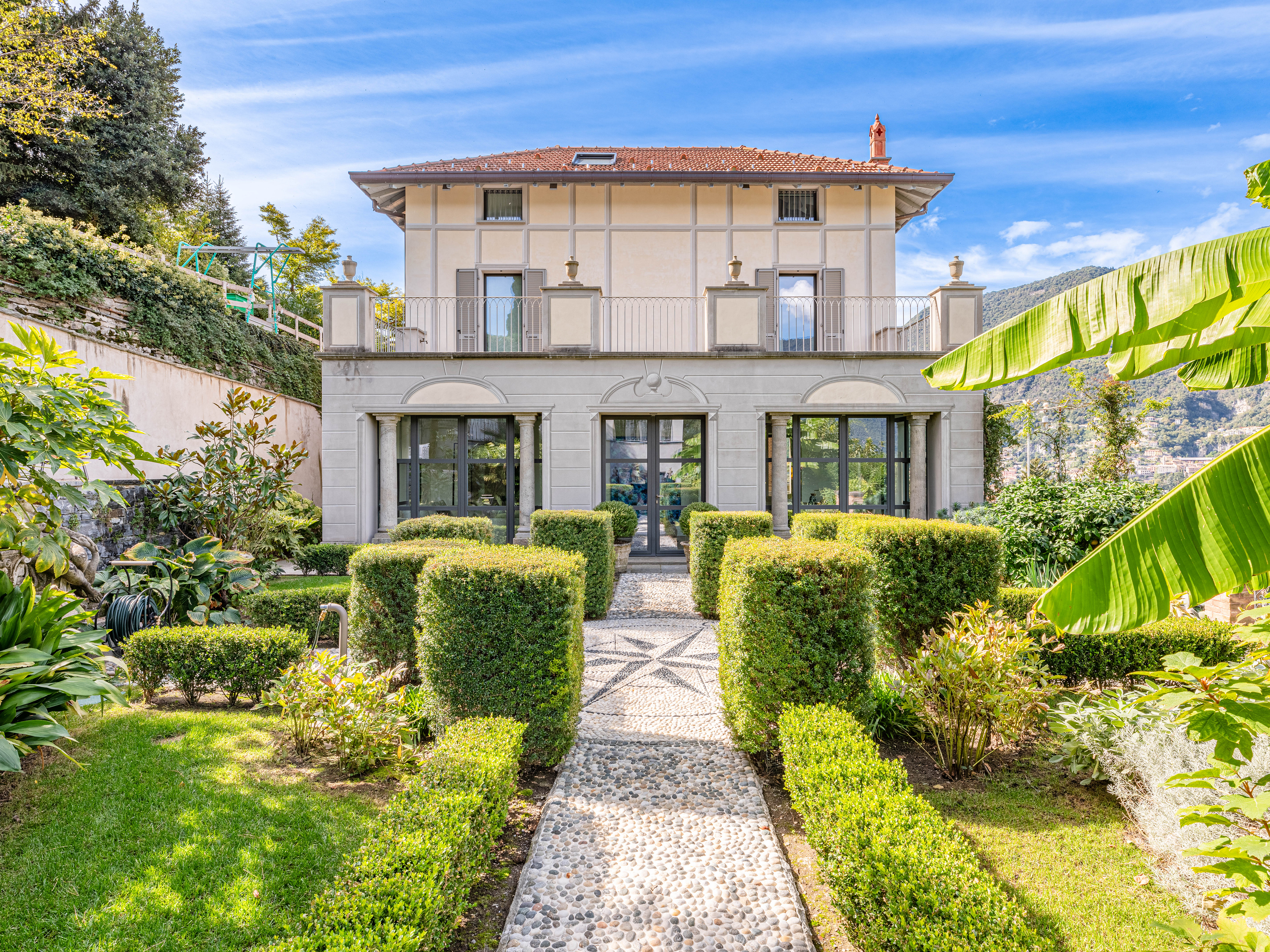 Elegant villa overlooking the timeless beauty of Lake Como