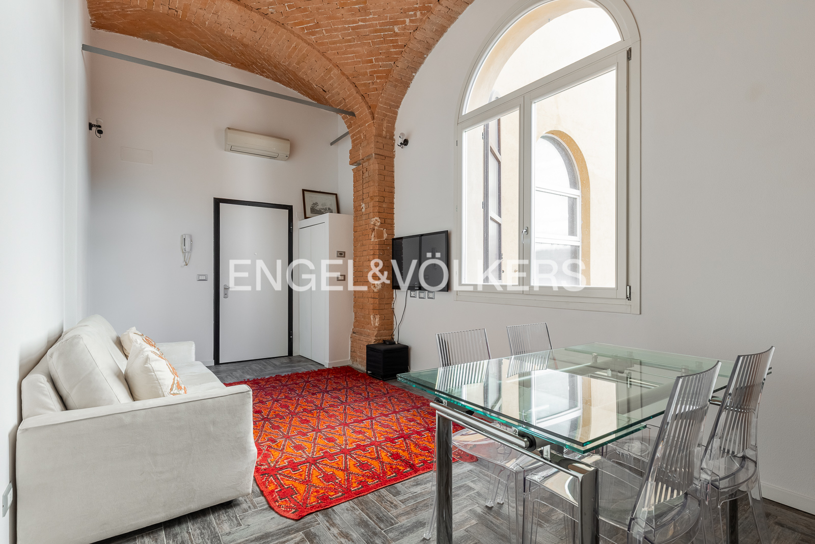 Elegant renovated three-room flat overlooking an interior courtyard on Via San Felice