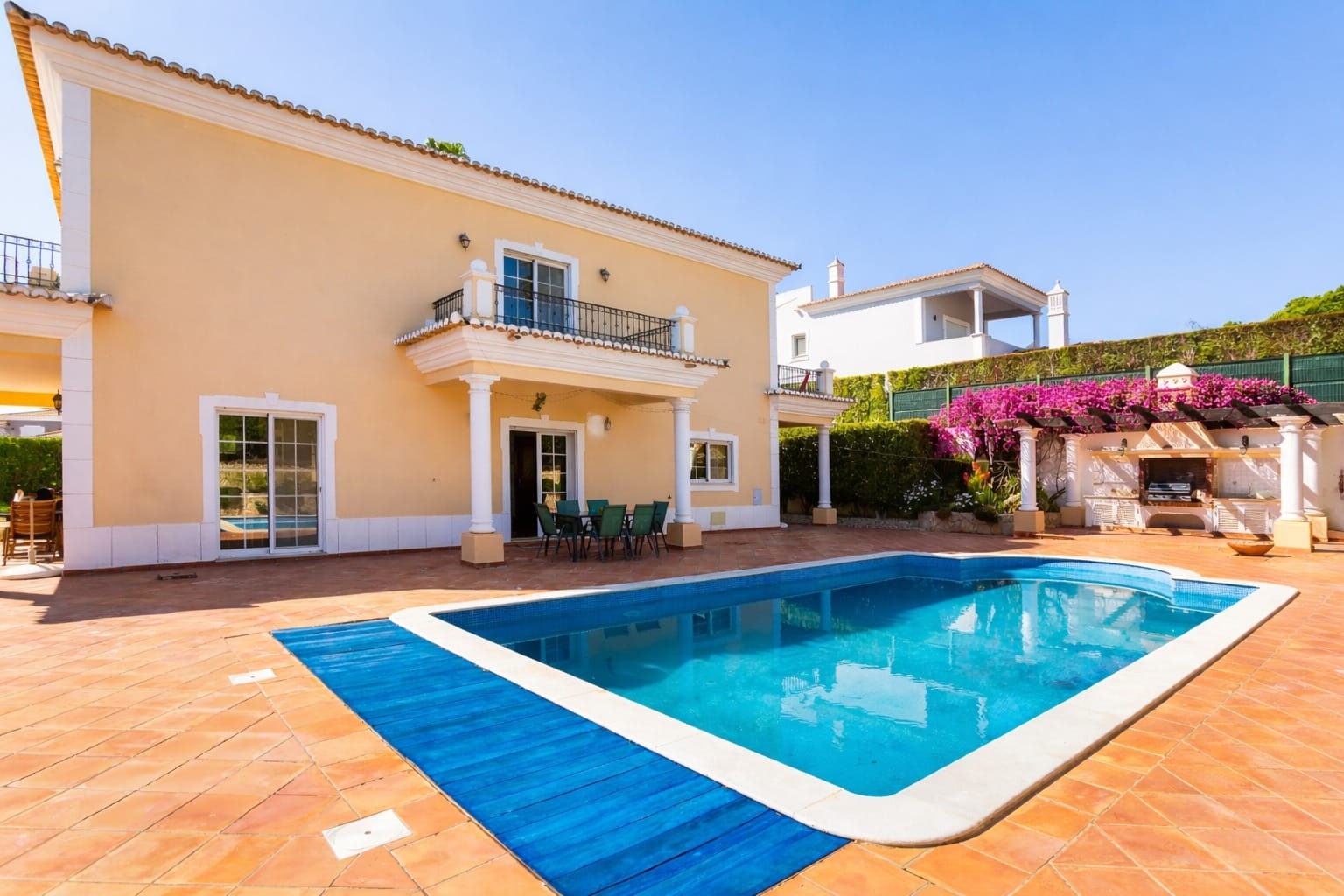 Exceptional Detached 4-Bedroom Villa with Heated Pool